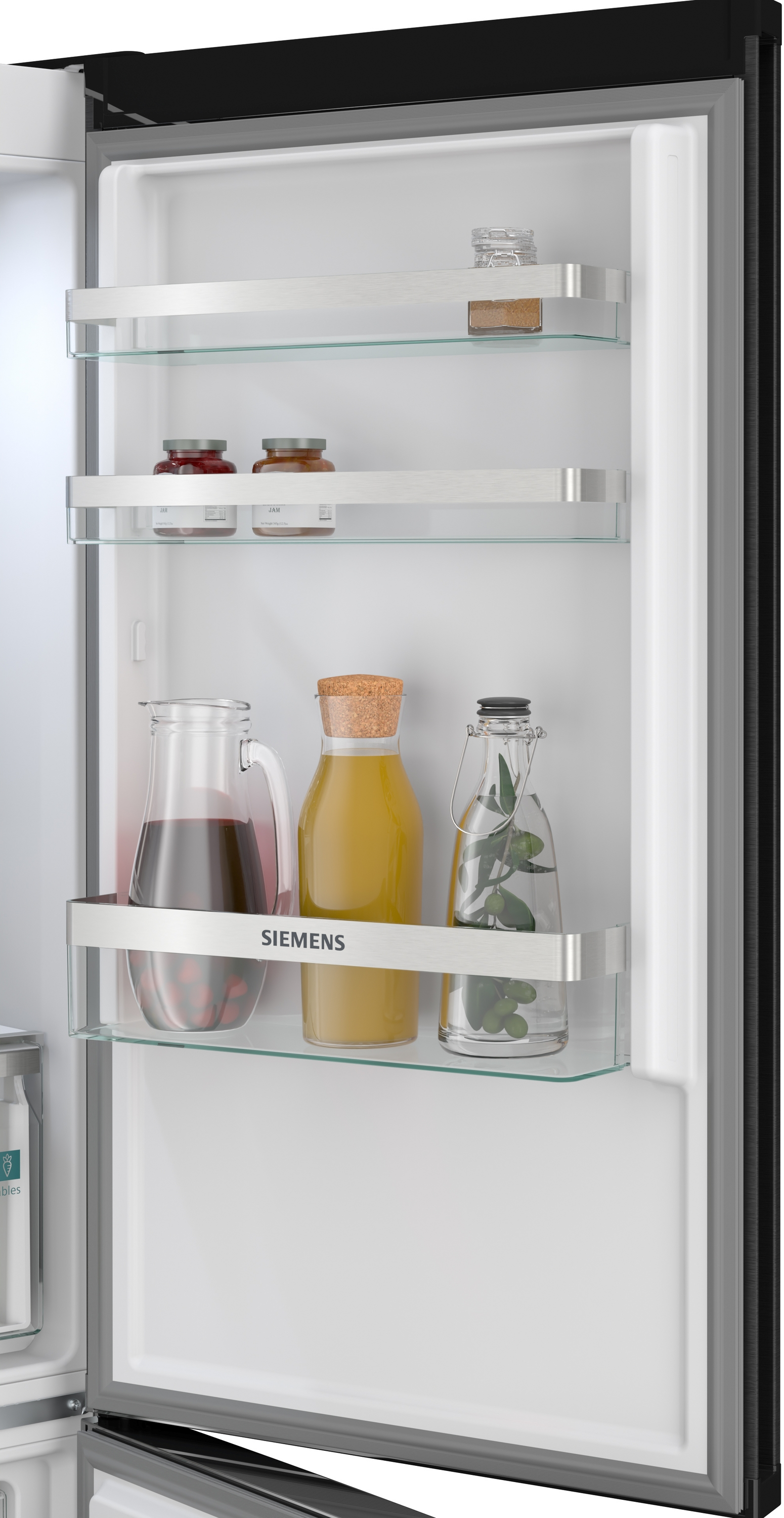 Ein offener Kühlschrank mit Glasregalen, gefüllt mit Gläsern und Flaschen.