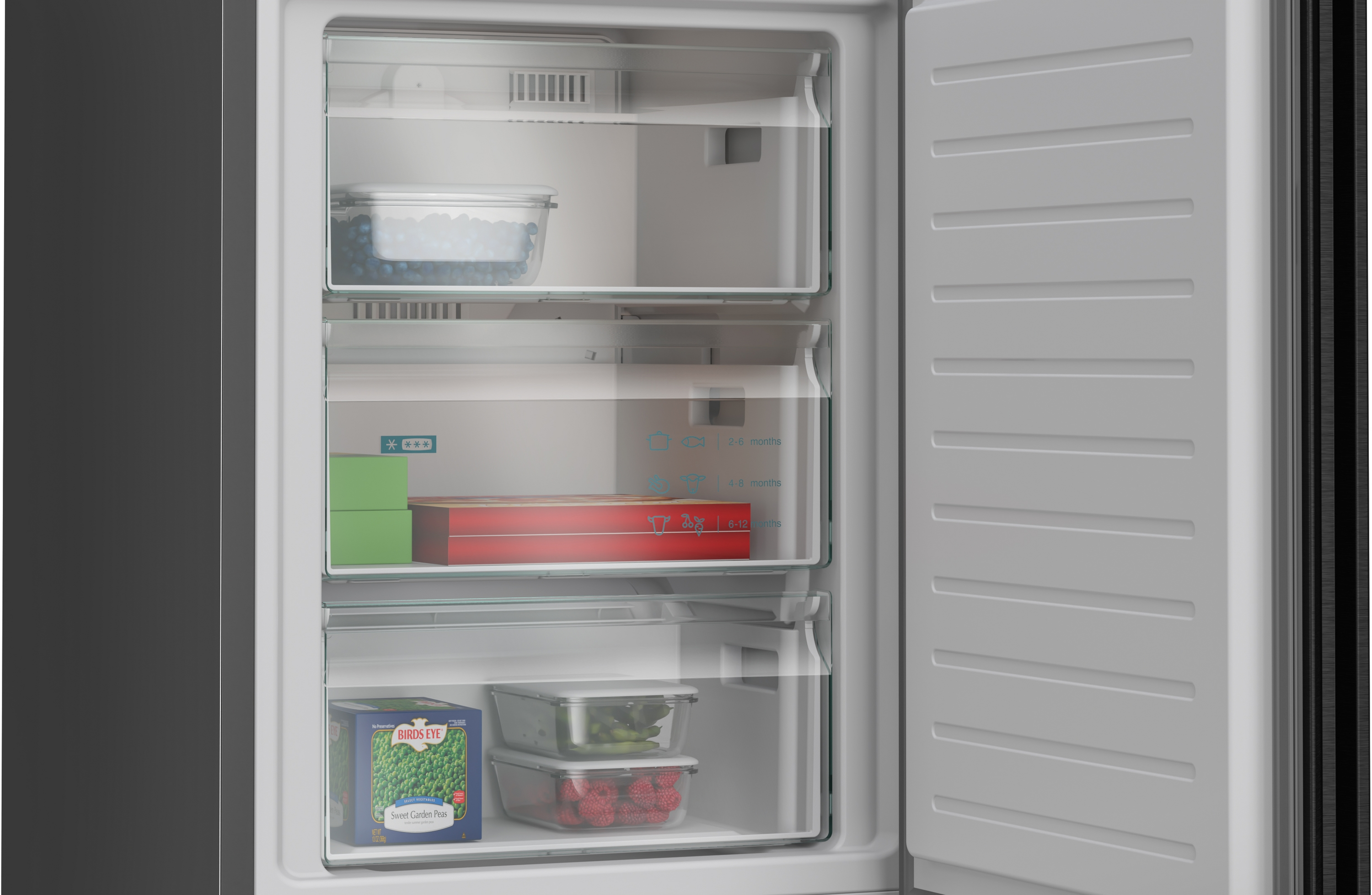 Ein offener Gefrierschrank mit gefrorenen Lebensmitteln wie Beeren, Erbsen und Himbeeren.