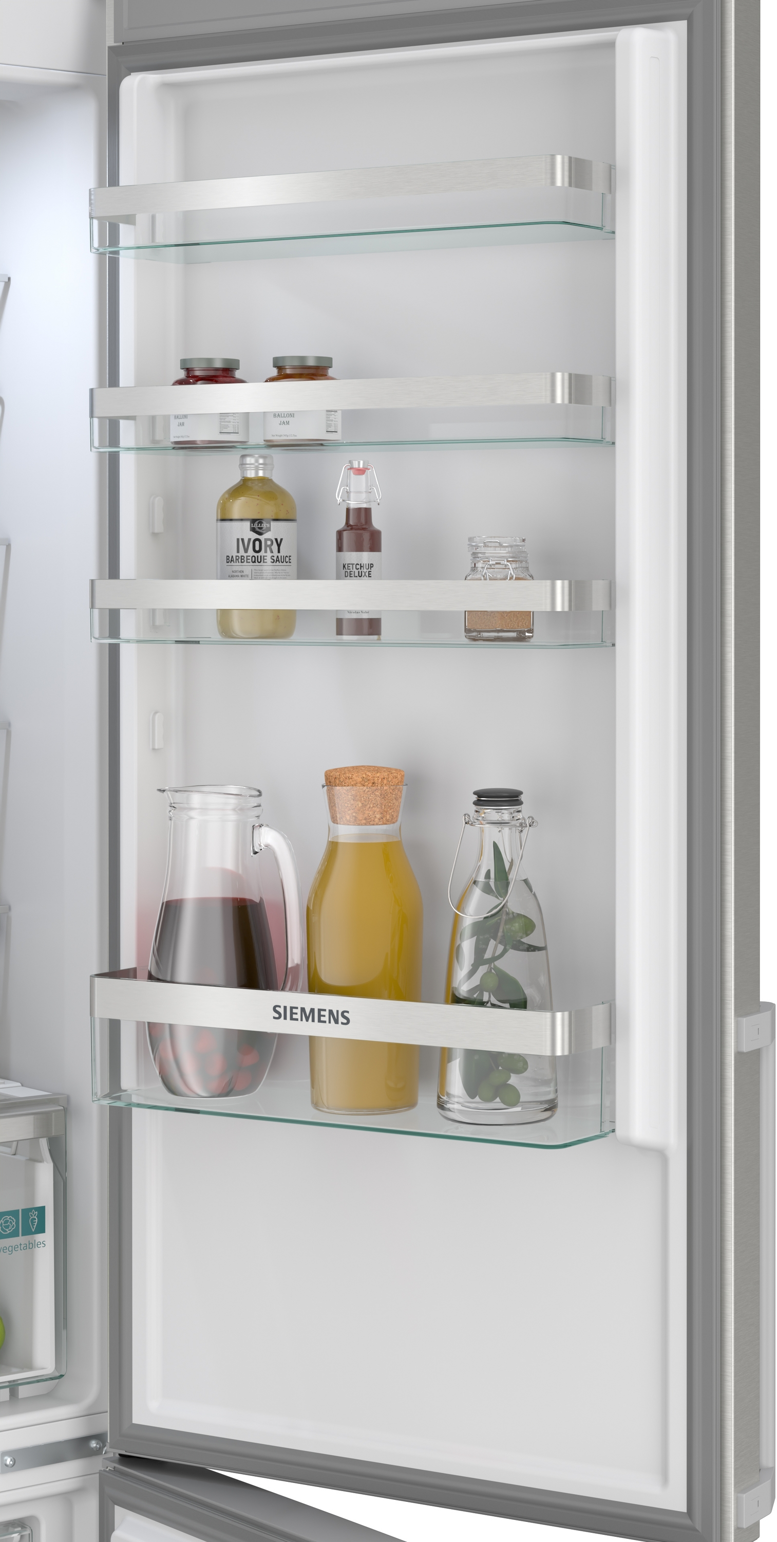 Kühlschrank mit Glasregalen, gefüllt mit Gläsern und Flaschen, darunter Saft und Barbecuesauce.