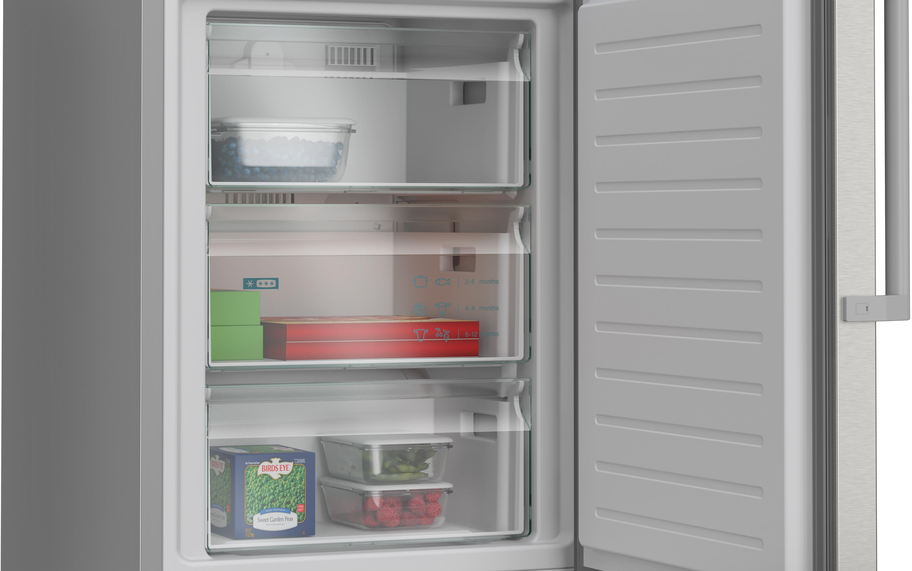 Ein offener Gefrierschrank mit gefrorenen Lebensmitteln, darunter Erbsen und Beeren.