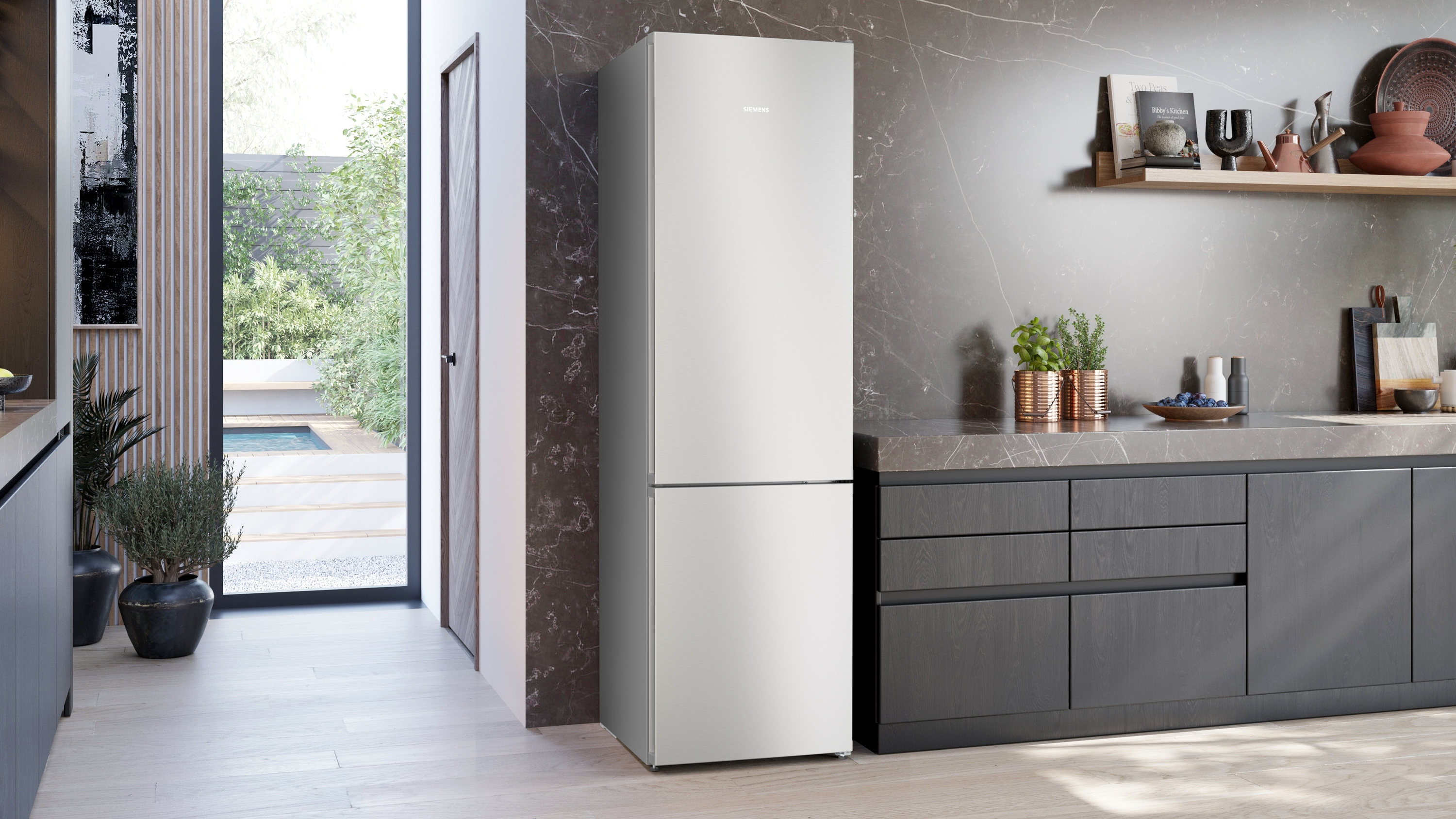 Ein moderner Kühlschrank steht in einer stilvollen Küche mit Marmorwänden.