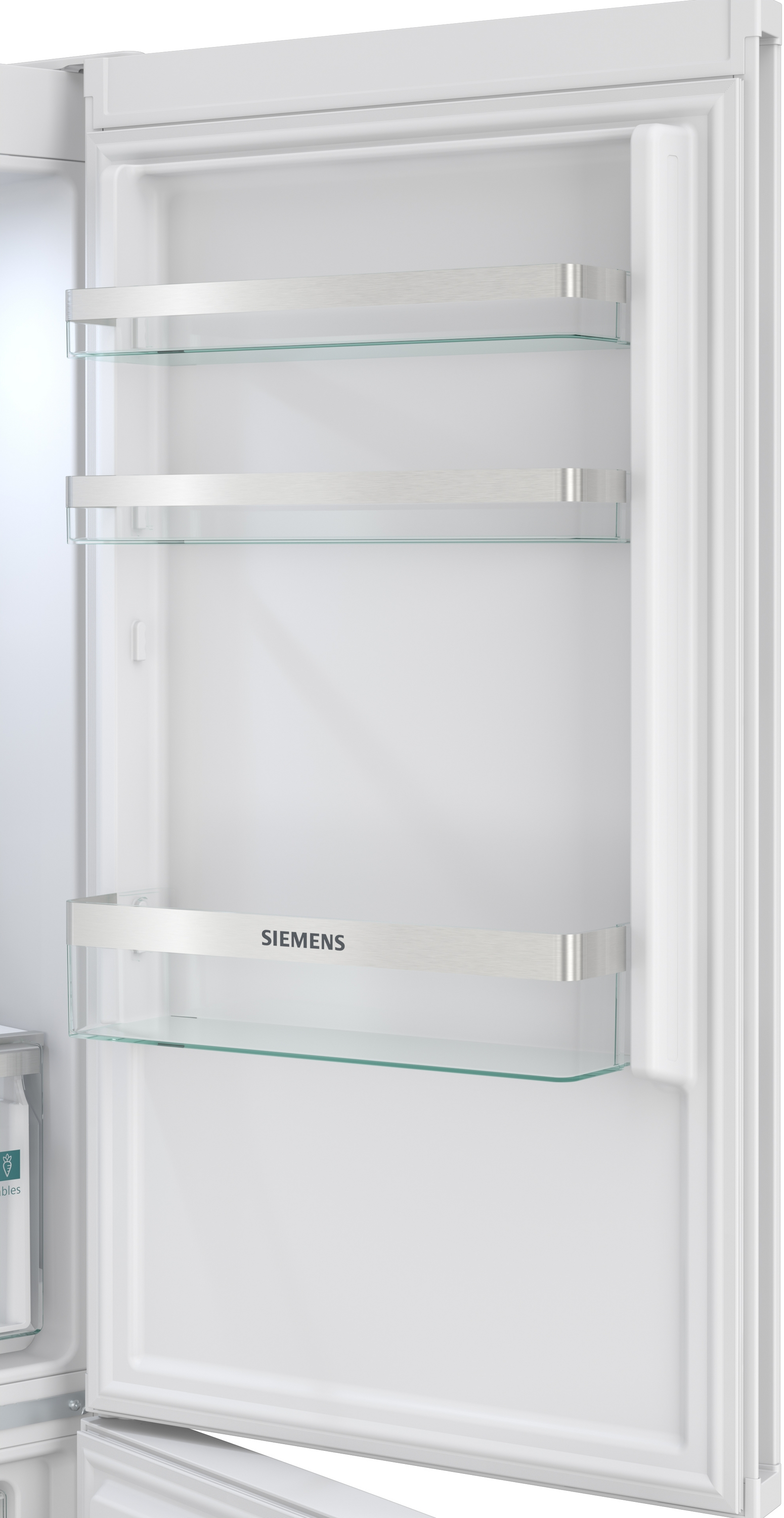 Offener Kühlschrankinnenraum mit Glasregalen und dem Siemens-Logo.