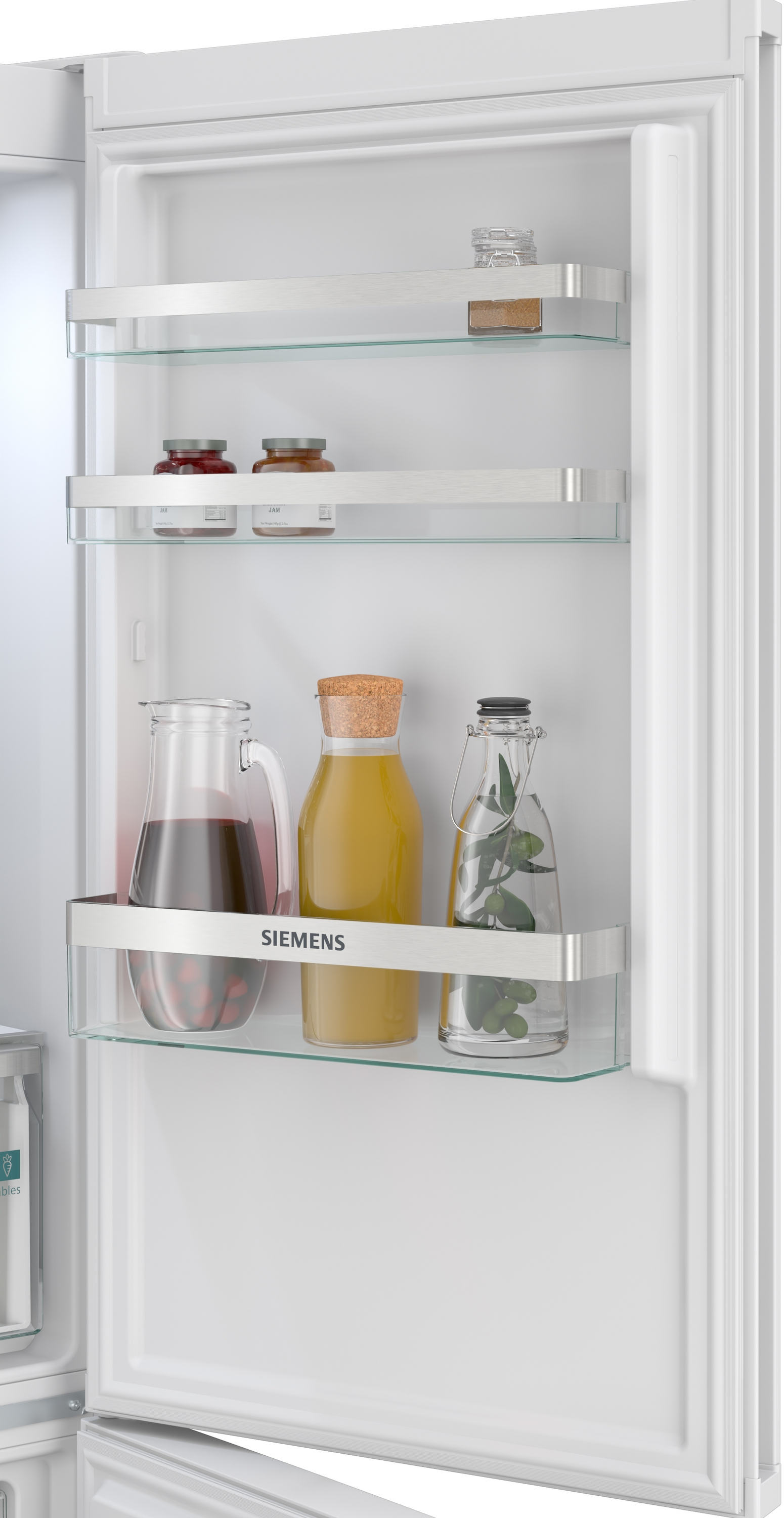 Ein offener Kühlschrank mit Glaseinlegeböden, gefüllt mit Gläsern und Flaschen.