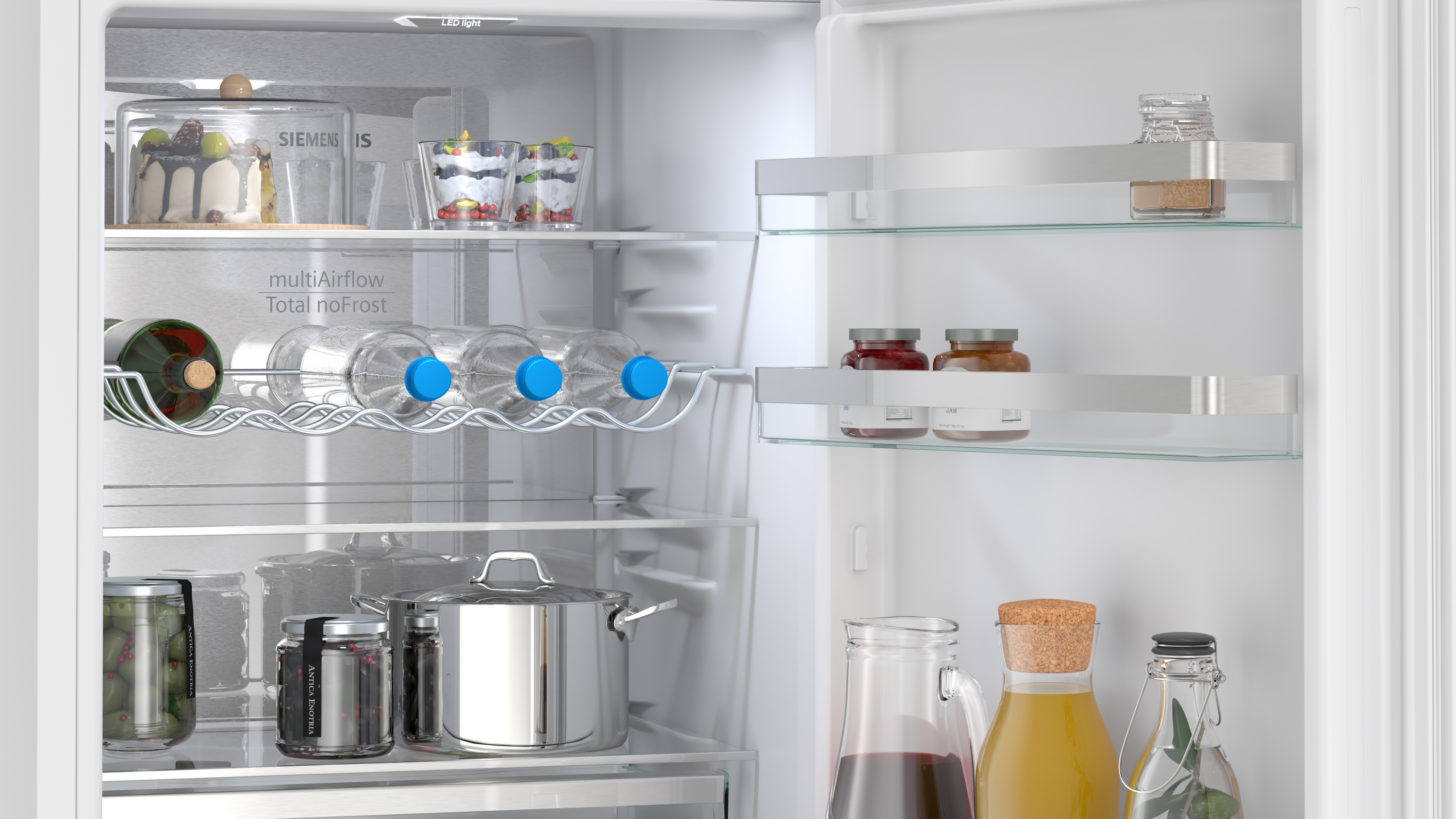 Ein offener Kühlschrank mit Lebensmitteln: Kuchen, Flaschen, Gläser, Töpfe und Gewürze.