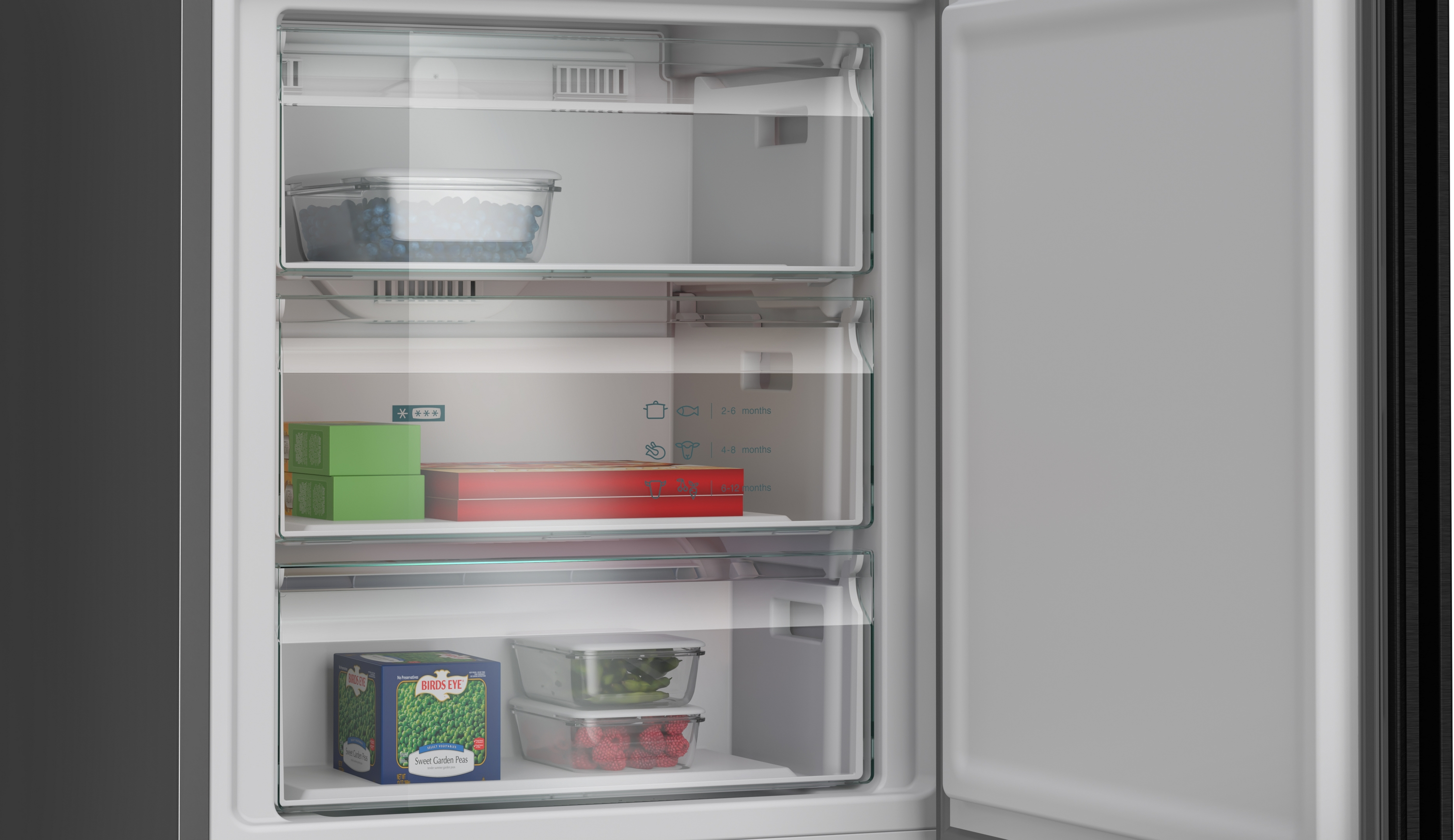 Gefrierschrank mit Lebensmitteln: Beeren, grüne Bohnen, Himbeeren, Erbsen.