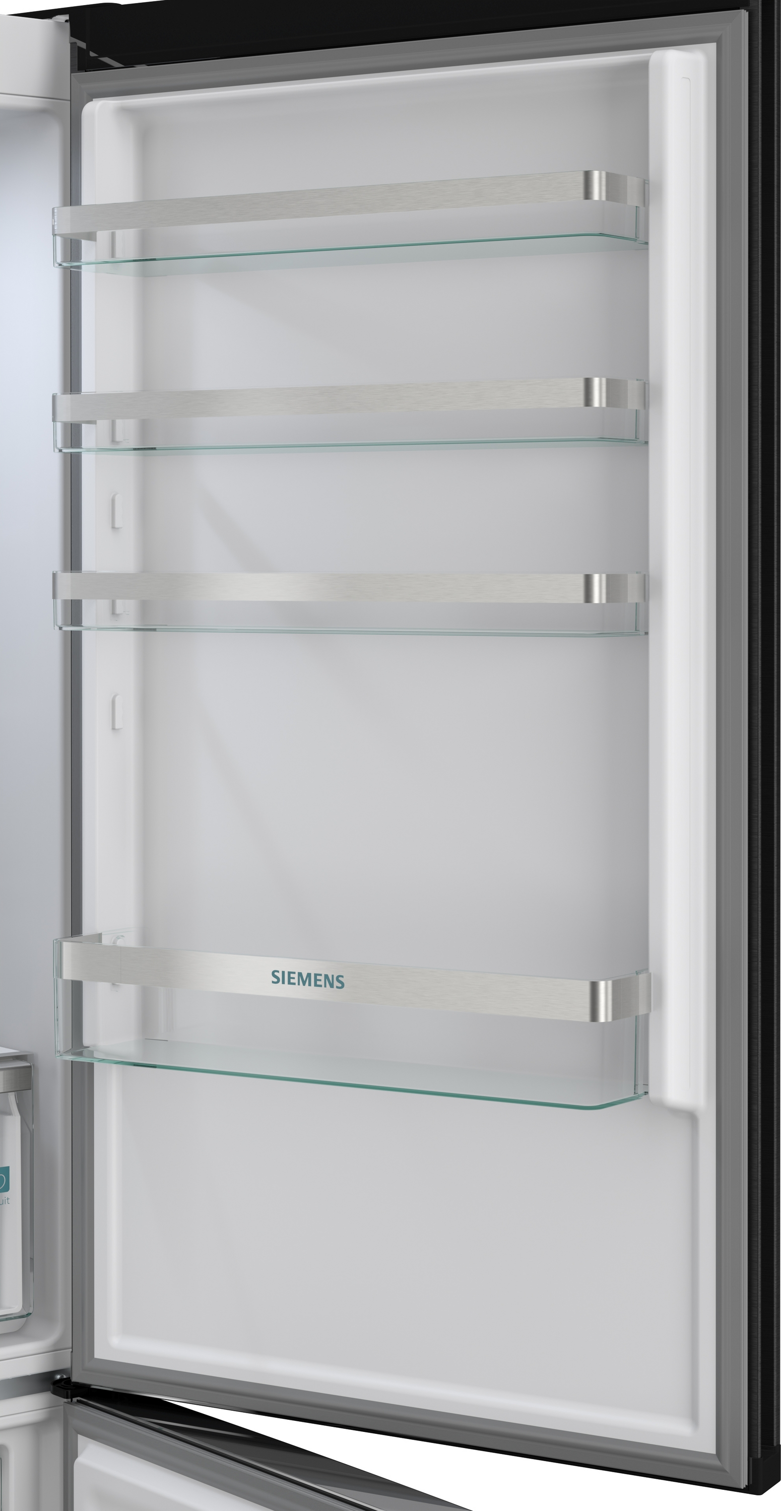 Innenansicht eines offenen Kühlschranks mit Glasböden und Siemens-Logo.