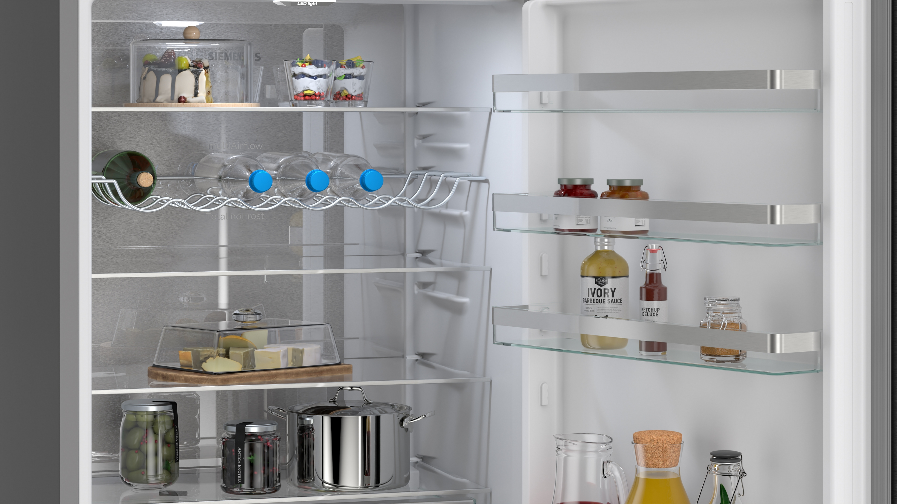 Gefüllte Gläser, Flaschen und ein Topf stehen im Kühlschrank.