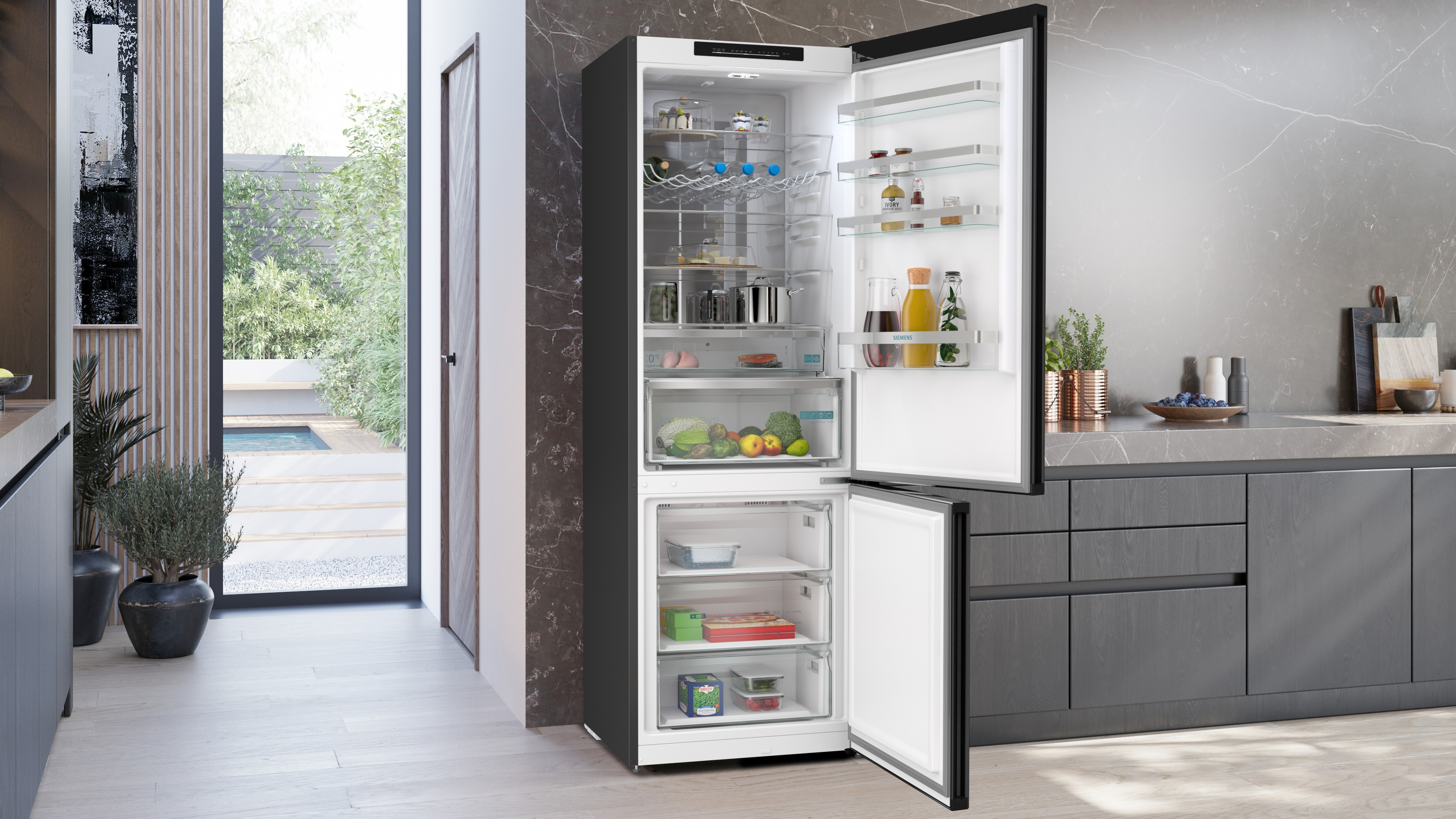 Offener Kühlschrank mit Lebensmitteln, daneben eine Küchenzeile und ein Garten mit Pool.