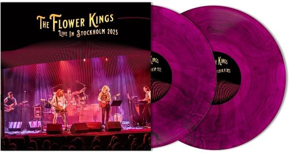 Band auf Bühne, zwei violette Schallplatten daneben.
