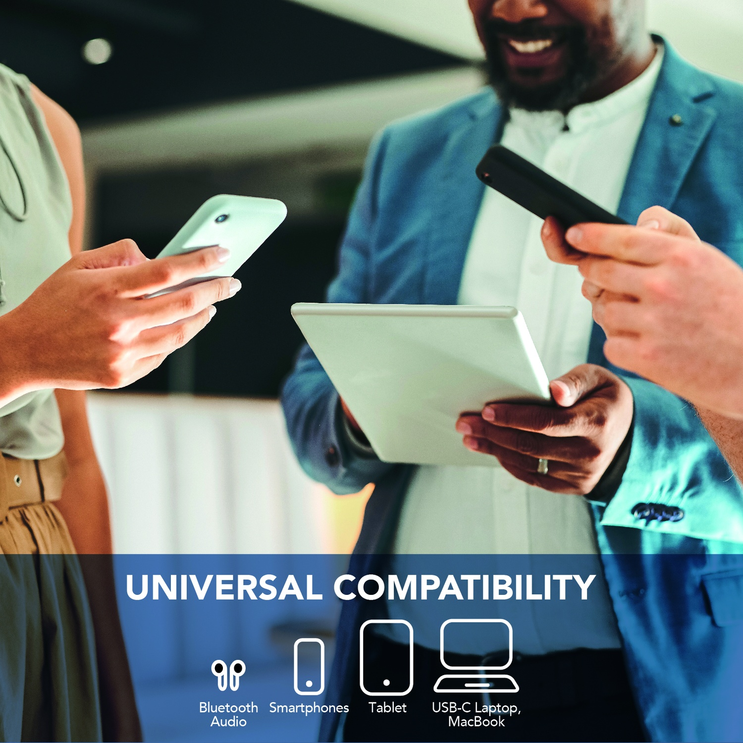 Persone tengono smartphone e tablet. Testo: Compatibilità Universale.