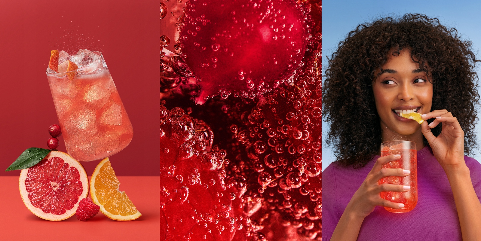 Szklanka czerwonego napoju z lodem, owocami i kobietą jedzącą plasterek cytryny.