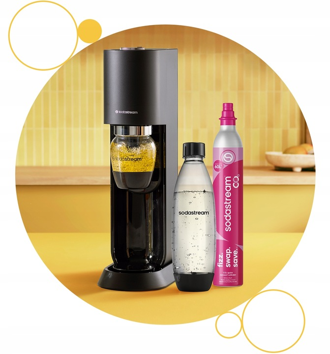 Urządzenie SodaStream z cylindrem CO2 i dwiema butelkami na żółtej powierzchni.
