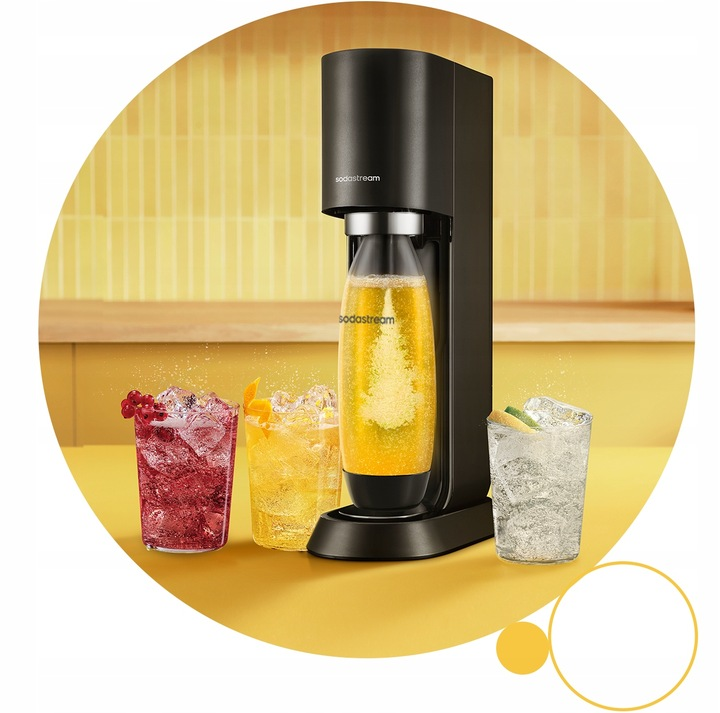 Czarna maszyna SodaStream z trzema napojami obok na żółtej powierzchni.