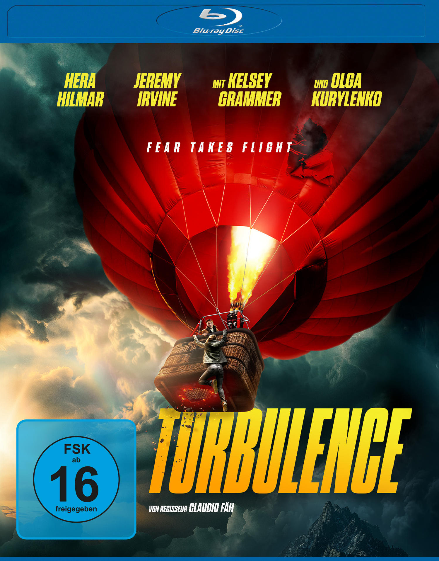Ein roter Heißluftballon mit zwei Personen im Korb über dunklen Wolken.