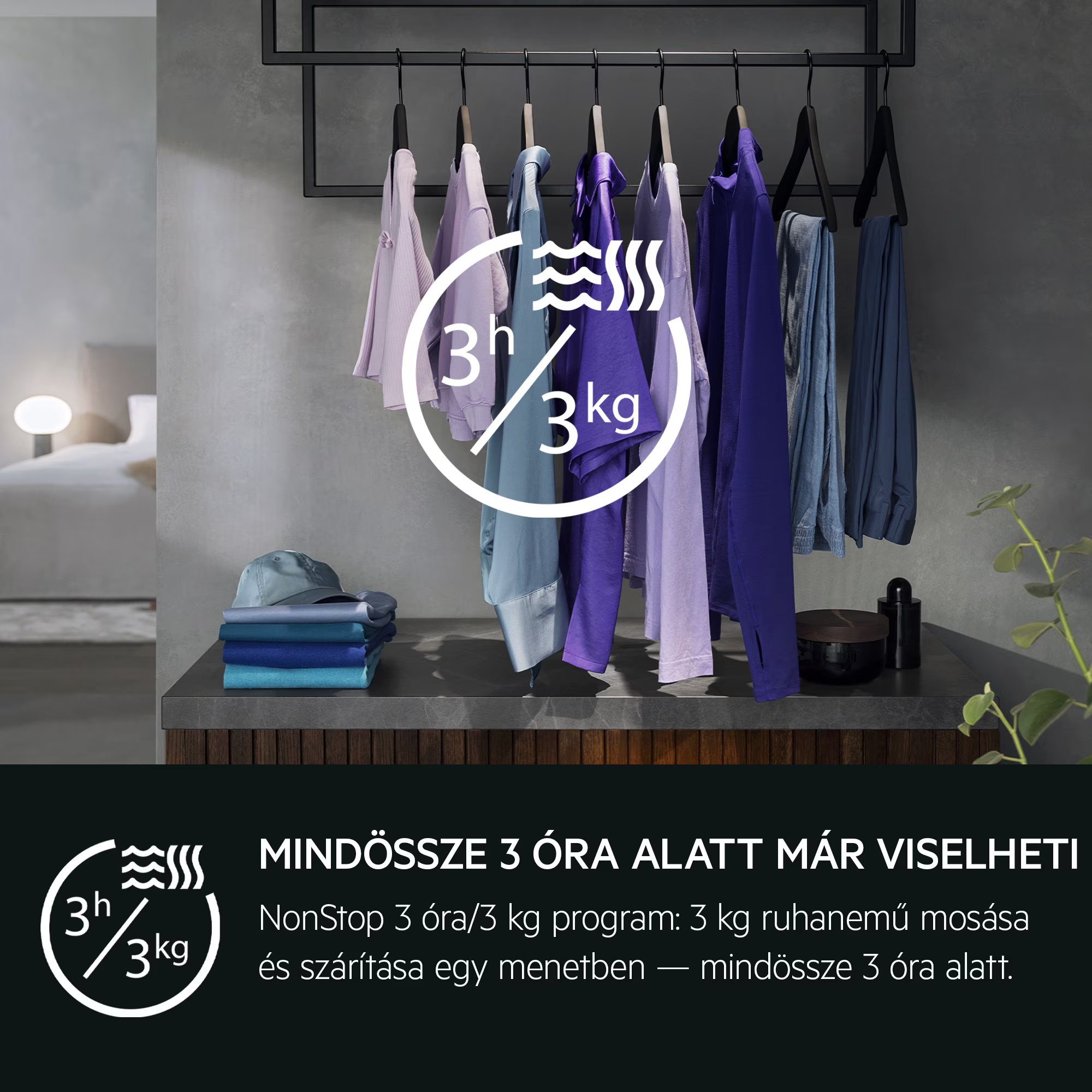 Ruhák vállfán "3h/3kg" ikonnal. Lent ruhák és sapka vannak egymásra rakva.