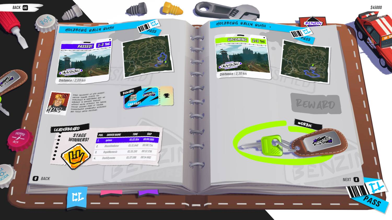 Un menú de juego de carreras muestra "Holzberg Rally Rush" con tablas de clasificación, mapas y recompensas.