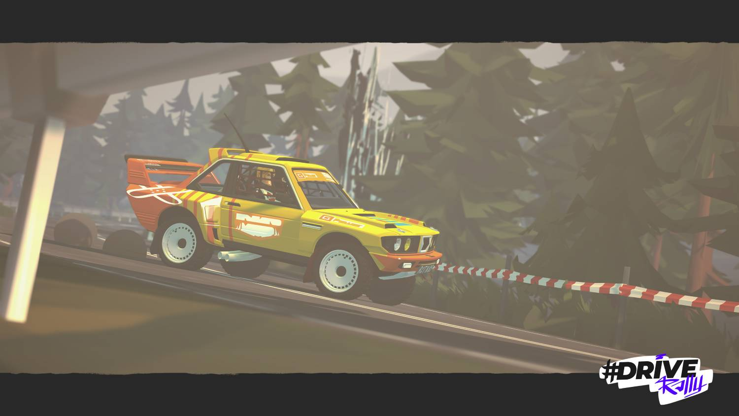 Un coche de rally amarillo conduce por una carretera rodeada de árboles.