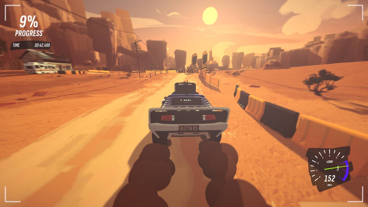 Juego de carreras en el desierto al atardecer, con un coche de carreras azul y blanco en un camino de tierra.