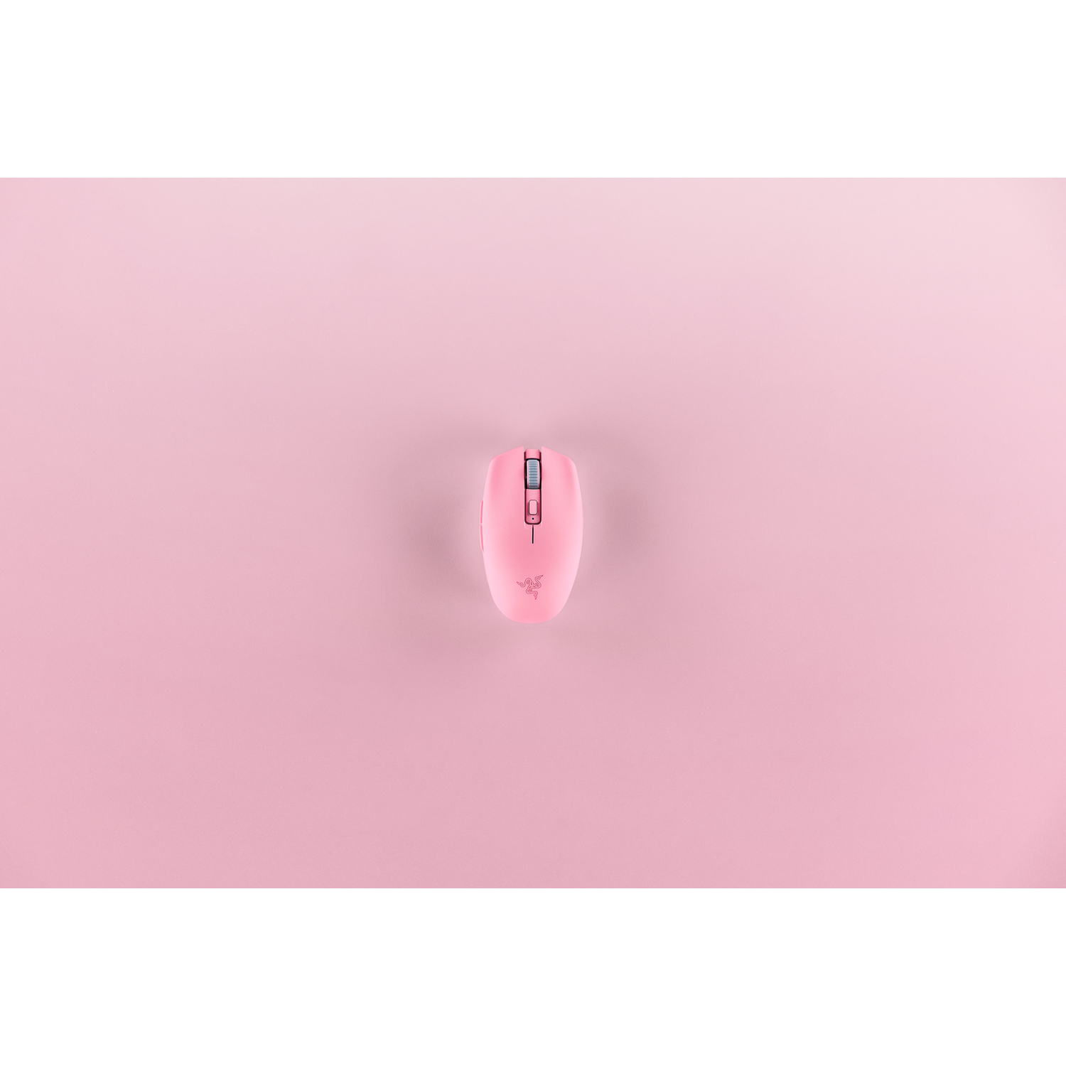 Een roze computermuis staat gecentreerd op een lichtroze ondergrond.