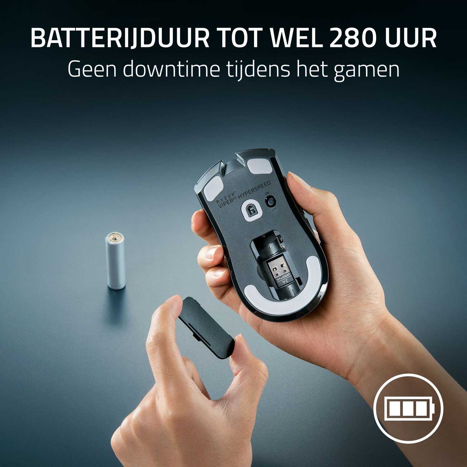 Handen wisselen een muisbatterij. Een USB-dongle zit in het vak.
