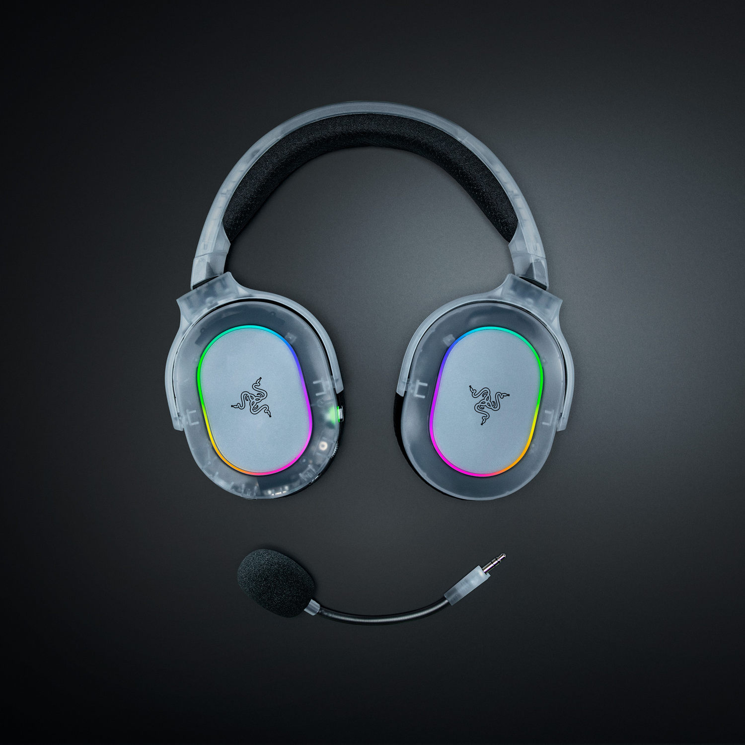 Grijze koptelefoon met RGB-verlichting en microfoon op zwarte achtergrond.