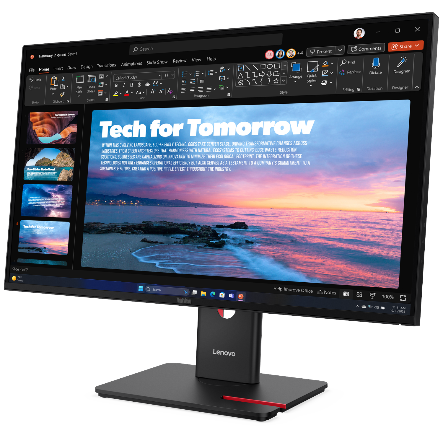 Computermonitor toont een presentatie "Tech for Tomorrow" met een kustzonsondergangafbeelding.