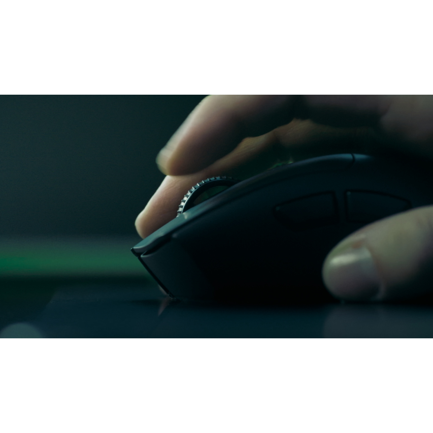 Een hand bedient een zwarte computermuis met een zilveren scrollwiel.