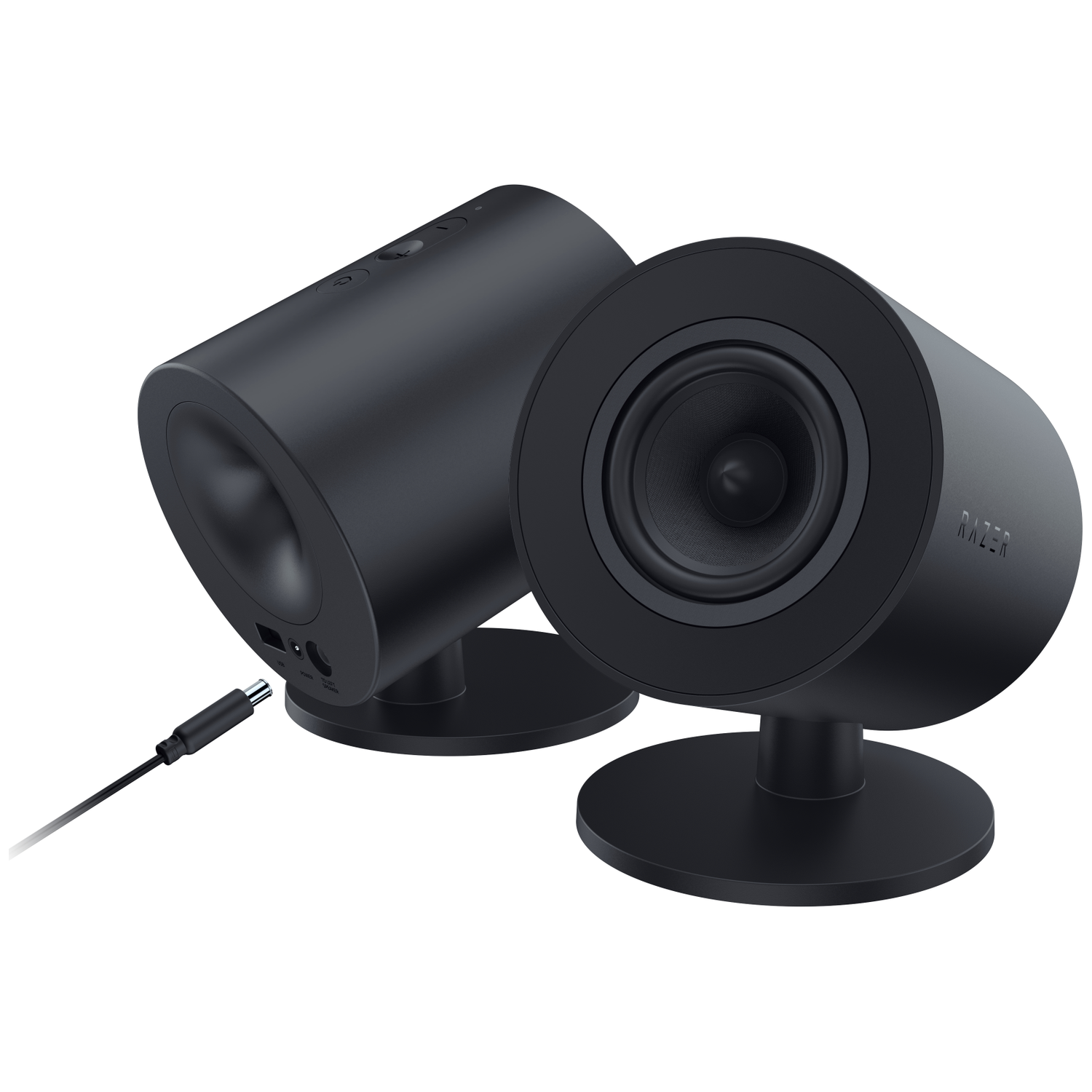 Deux haut-parleurs Razer noirs avec un câble sur fond blanc.