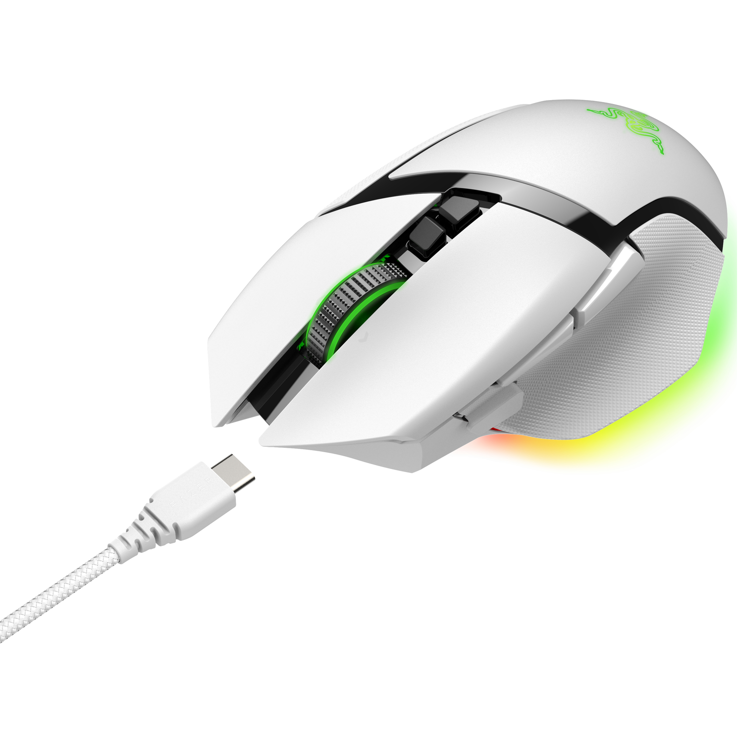 Een witte gamingmuis met groen scrollwiel en RGB-verlichting, aangesloten op een witte USB-C-kabel.
