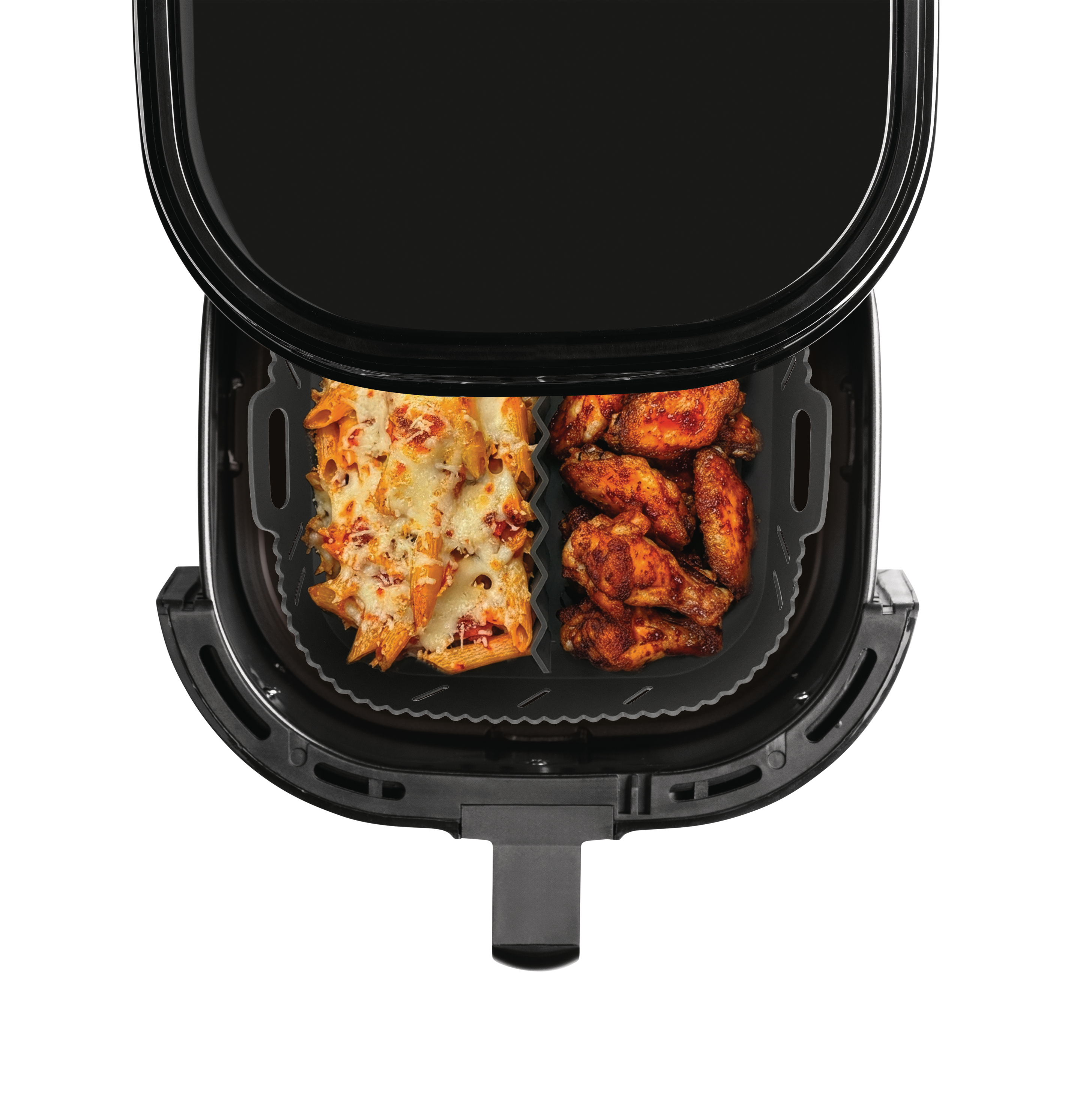 Ein offener schwarzer Airfryer mit Nudelauflauf und Hähnchenflügeln darin.