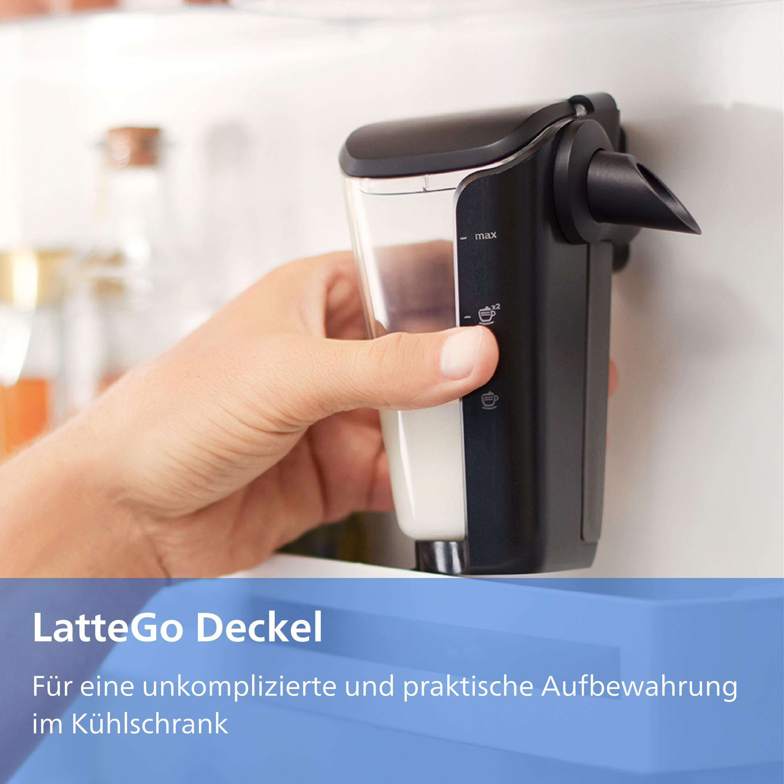 Eine Hand hält einen Milchbehälter mit schwarzem Deckel.