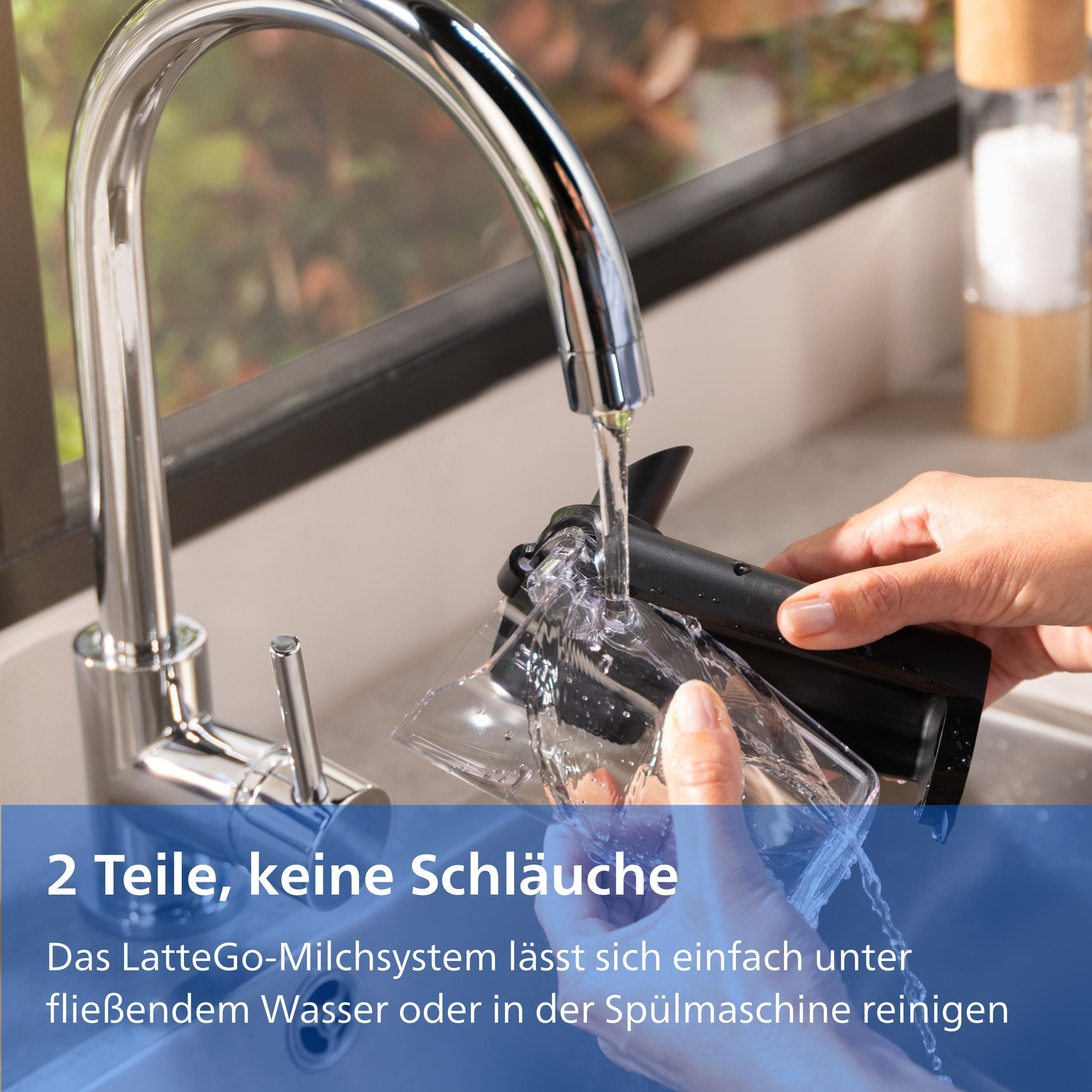 Ein Teil des LatteGo-Milchsystems wird unter fließendem Wasser abgespült.