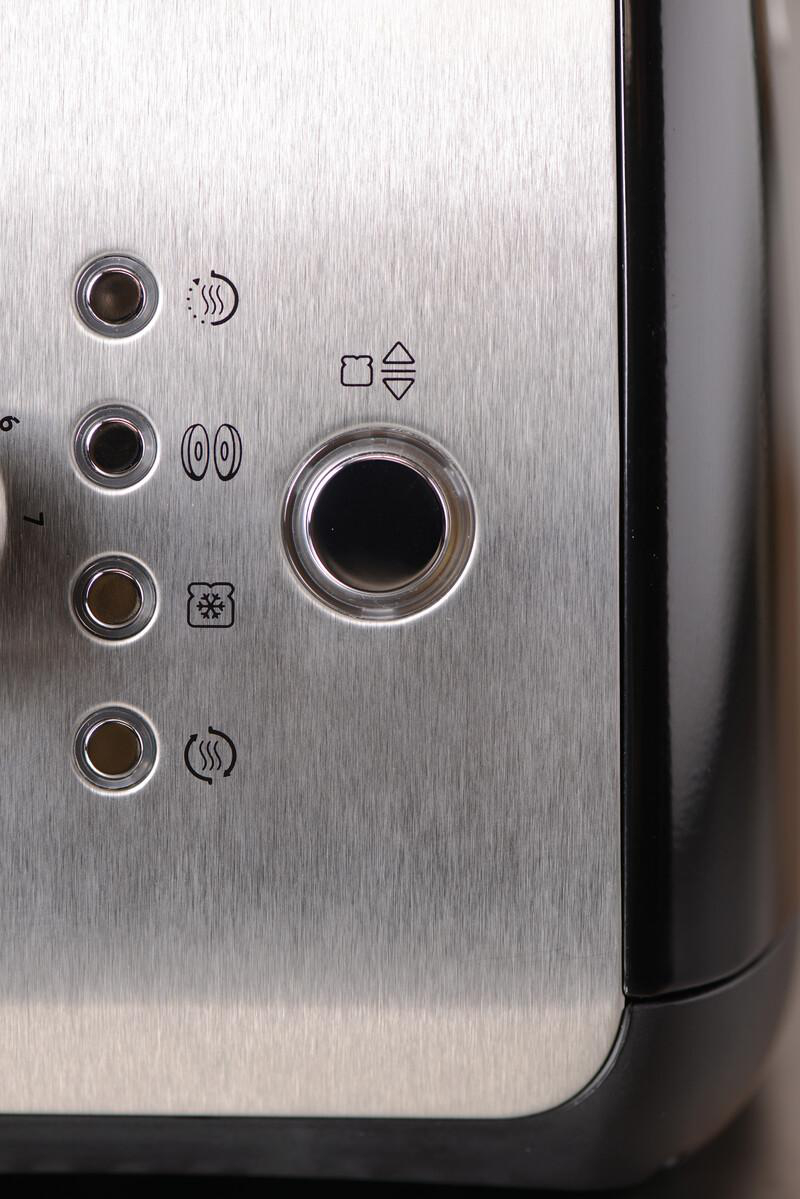 Nahaufnahme der Bedienelemente eines Toasters mit Symbolen für Aufwärmen, Bagel, Auftauen und Wiederaufheizen.