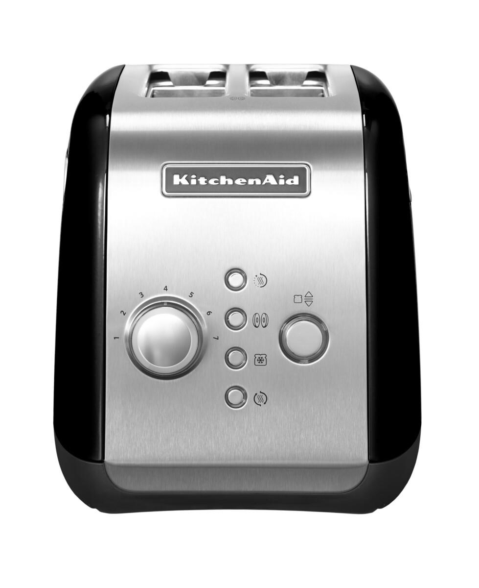 Ein silberner KitchenAid-Toaster mit schwarzen Seiten und Bedienelementen.