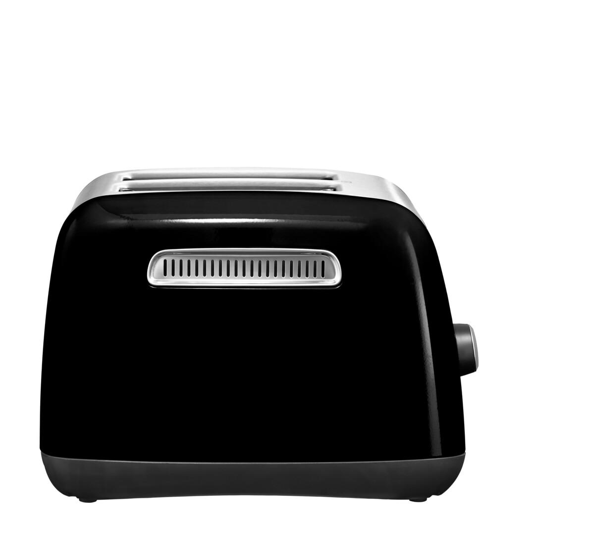 Ein schwarzer Toaster mit silbernen Akzenten auf weißem Hintergrund.