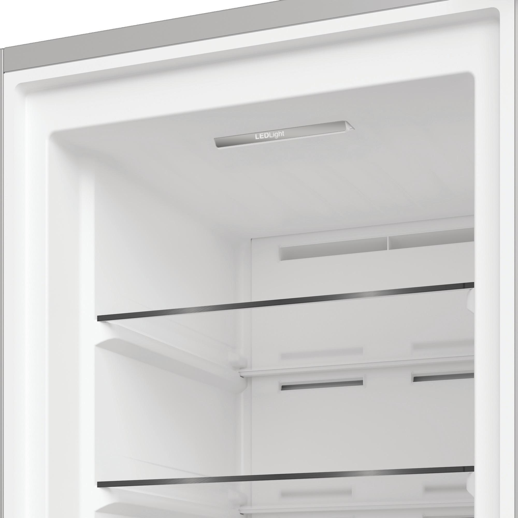 Innenraum eines Kühlschranks mit Glasböden und LED-Beleuchtung.