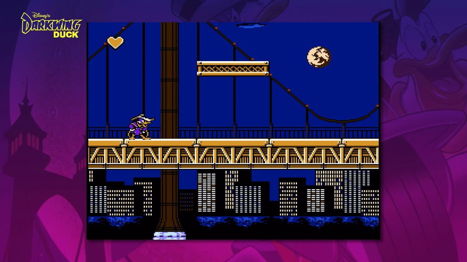 Darkwing Duck steht auf einer Brücke bei Nacht mit einer Stadtkulisse im Hintergrund.