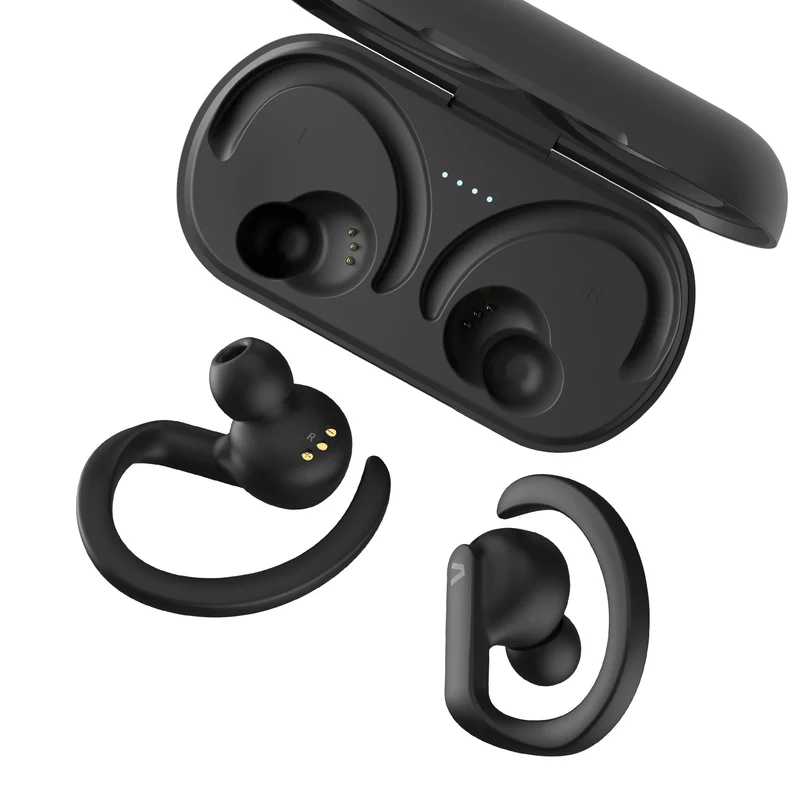 Auriculares inalámbricos negros y estuche de carga. Fondo blanco.