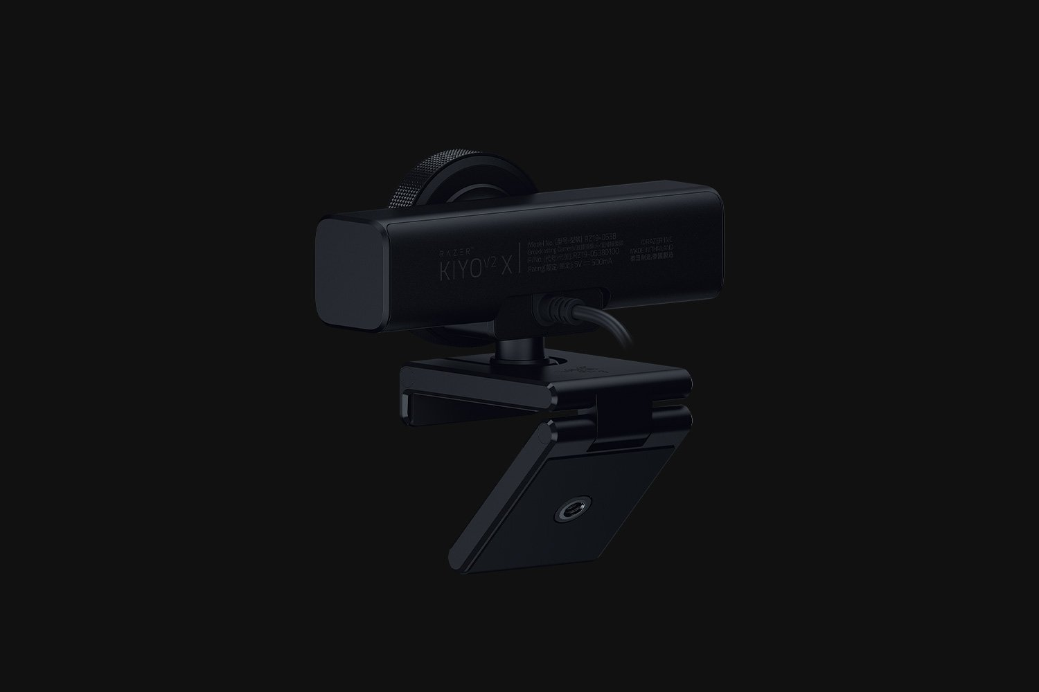 Cámara web Razer Kiyo X negra con clip ajustable sobre fondo negro.