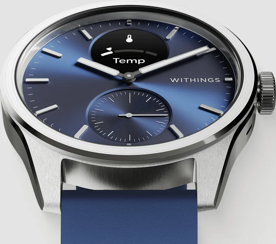 Gros plan d'une montre connectée bleue avec boîtier argenté et bracelet bleu.