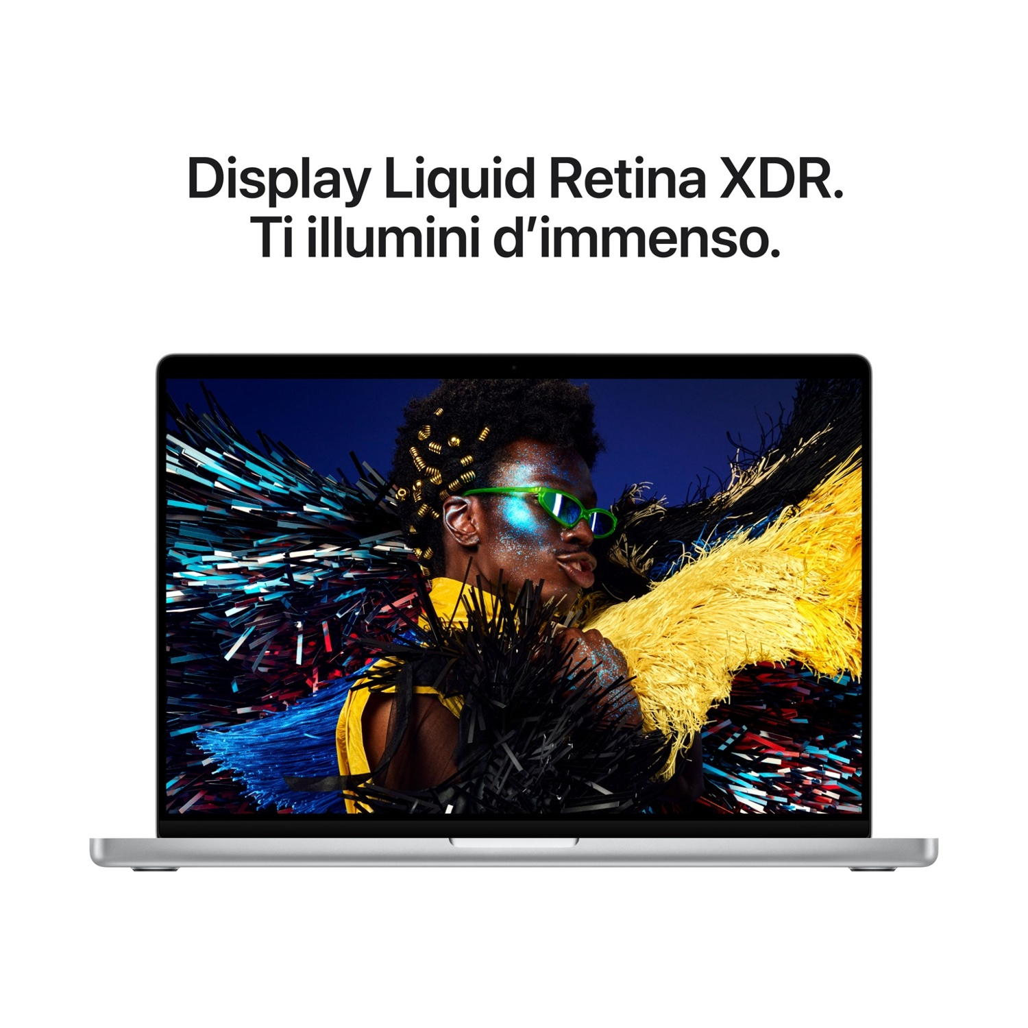 Un laptop mostra una persona con piume colorate.