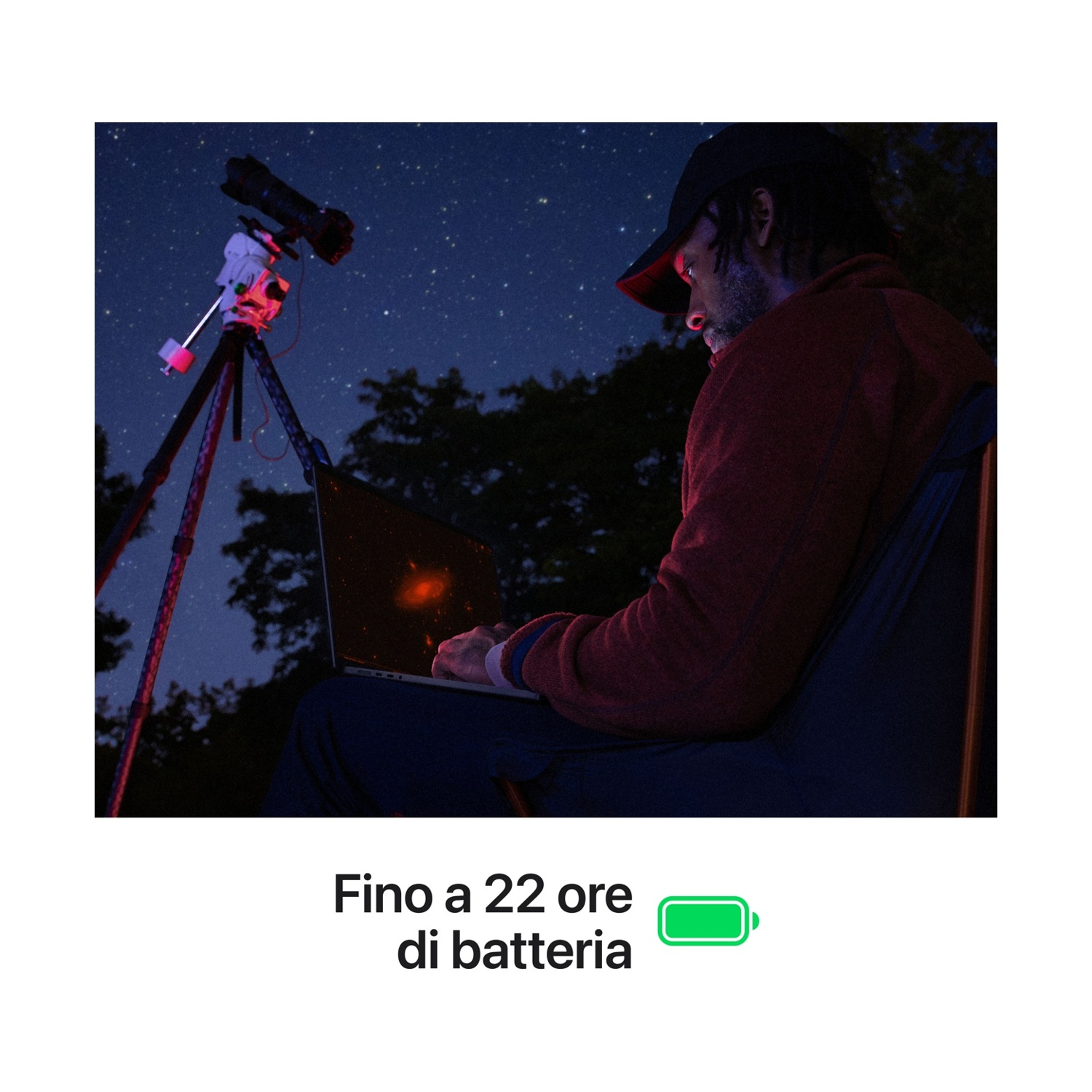 Uomo con telescopio e laptop sotto il cielo stellato. Lunga batteria.