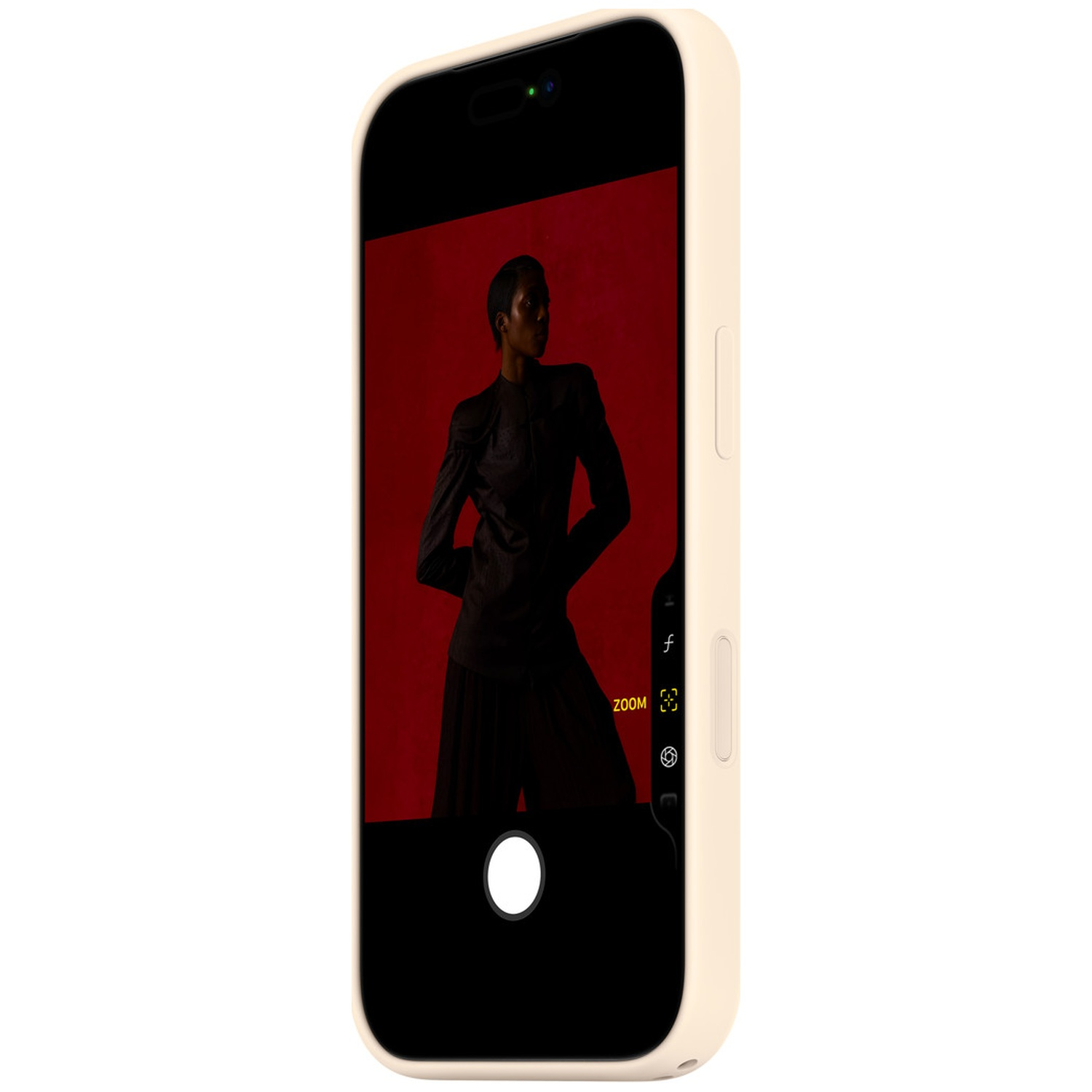 Een smartphone toont een model in donkere kleding tegen rode achtergrond.