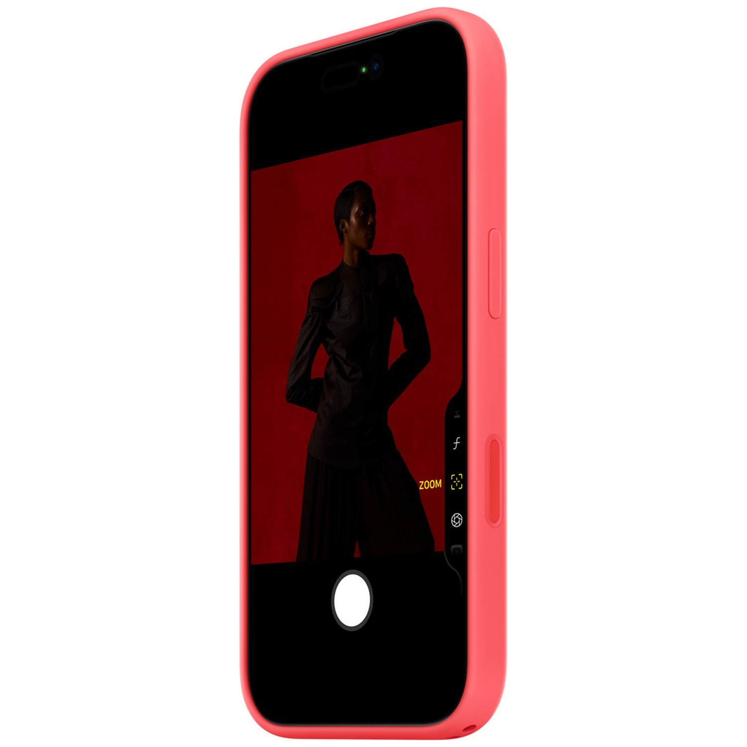 Een rode iPhone-hoes toont een foto van een persoon tegen een rode achtergrond.