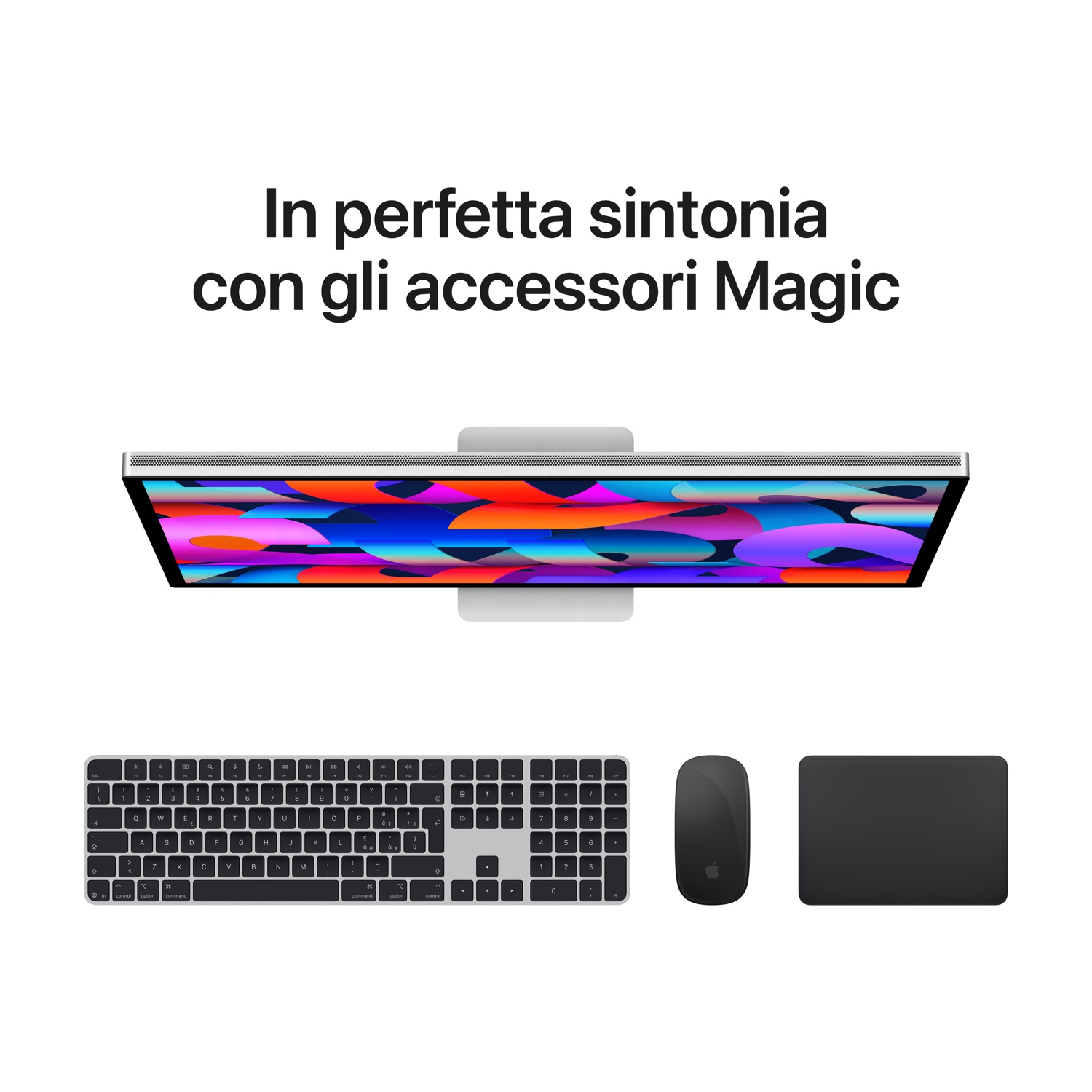 Un iMac con tastiera, mouse e trackpad su sfondo bianco.