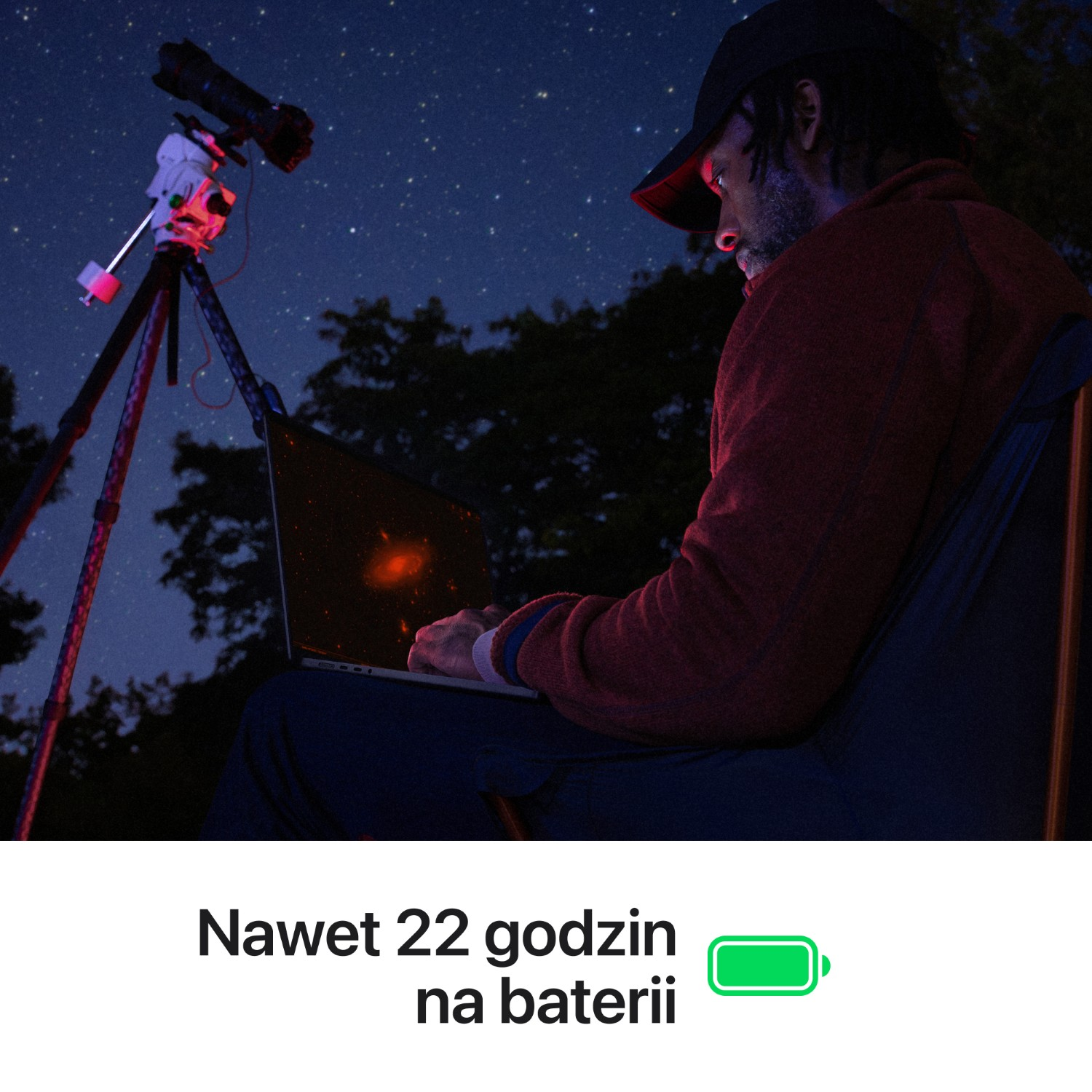 Mężczyzna z teleskopem i laptopem pod rozgwieżdżonym niebem.