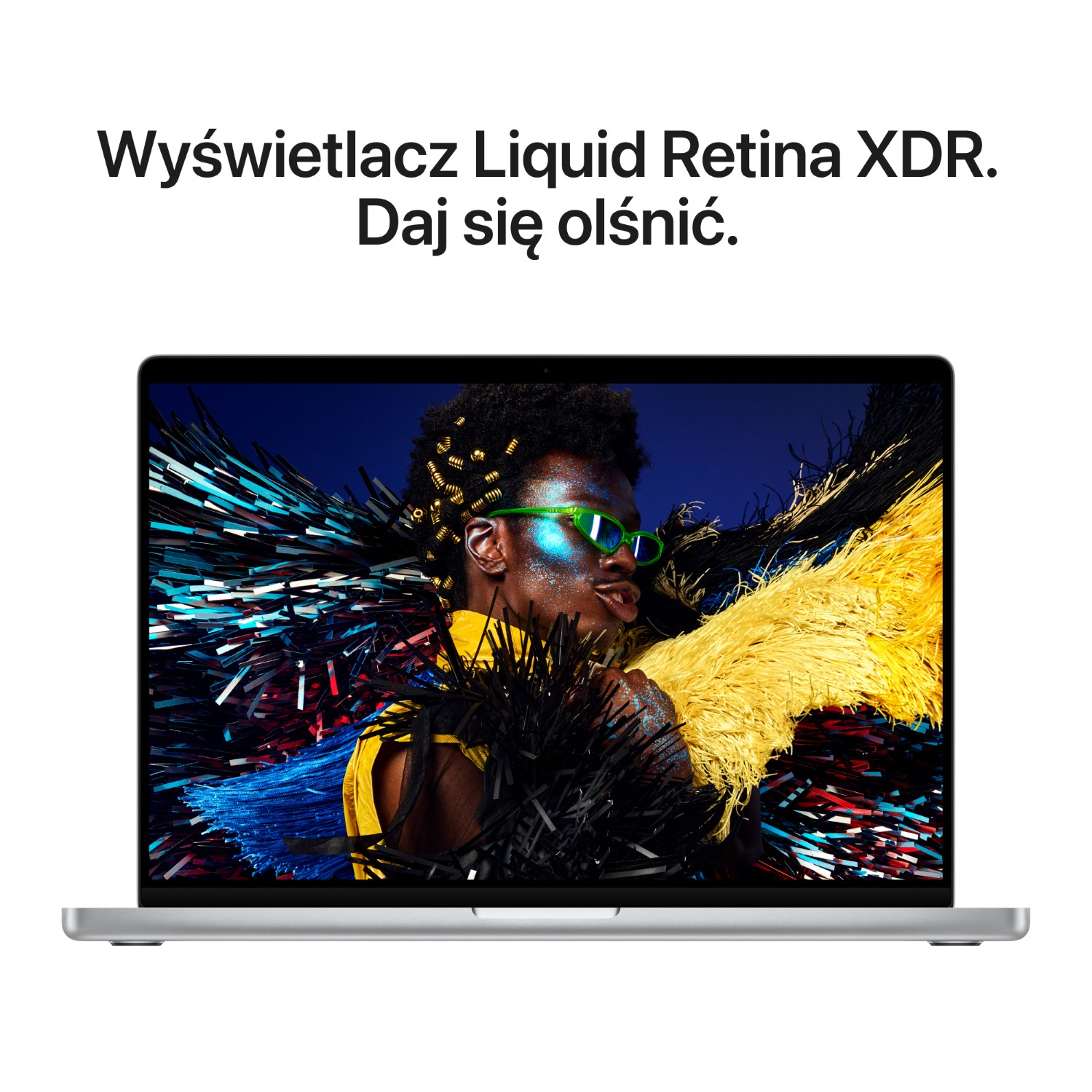 Laptop wyświetla zdjęcie osoby z brokatem i kolorowymi piórami.