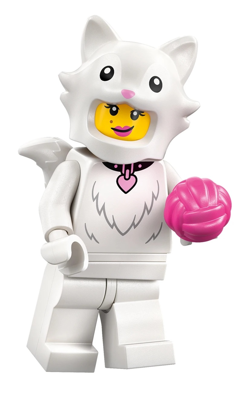 Biała figurka Lego w stroju kota, trzymająca różową kłębek wełny.