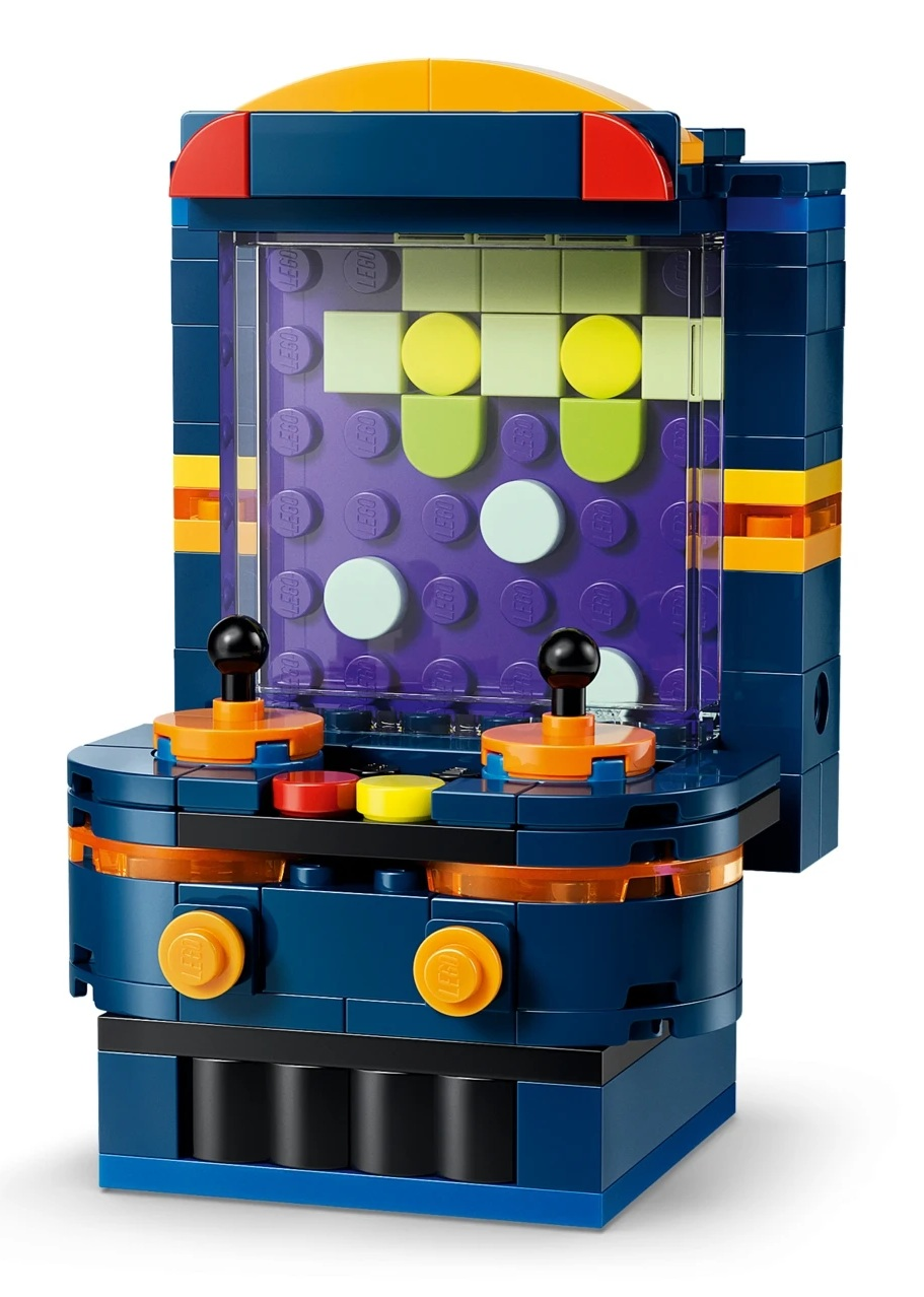 Niebieska maszyna do gier zręcznościowych Lego z joystickami, przyciskami i ekranem z kolorowymi elementami gry.