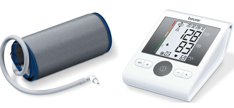 Szara rurka mankietu i biały ciśnieniomierz Beurer.